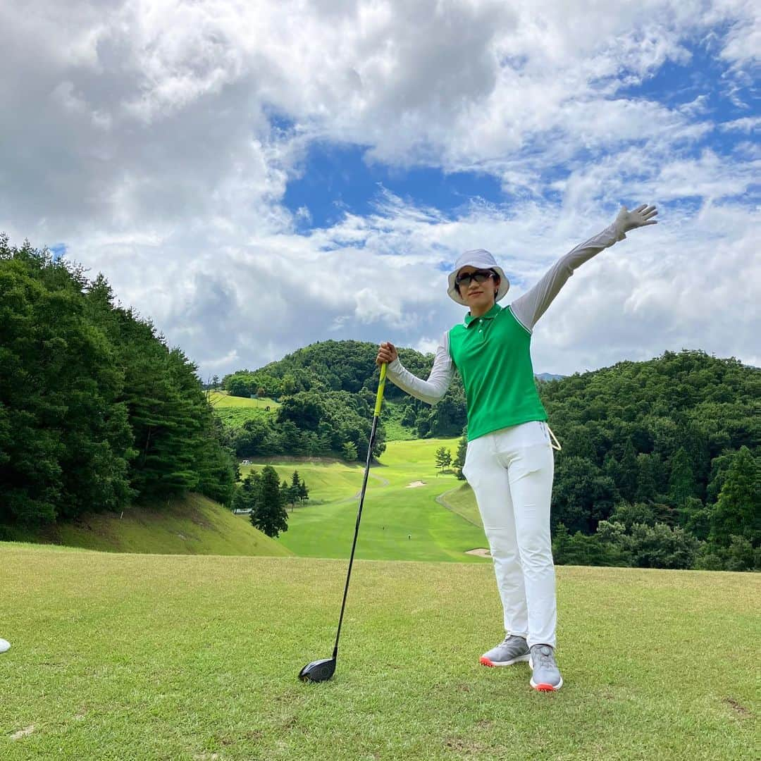 大江香織のインスタグラム：「. 天童カントリークラブさ行ってきたずー！ ⁡ 山形でラウンドするの何年ぶり？ 空が広くて緑が気持ちいい！ スタッフ皆さん親切にして下さり、心がホッとあたたかくなりました☺️ 楽しい1日をありがとうございました！ ⁡ グリーンのウェア、通販で買ってみたよ。 サイズ、着心地ともに申し分なく いいお買い物できて満足♪ ⁡ ⁡ #天童カントリークラブ #ゴルフ #ゴルフ女子  #女子プロゴルファー  #ゴルフ場  #ゴルフウェア」