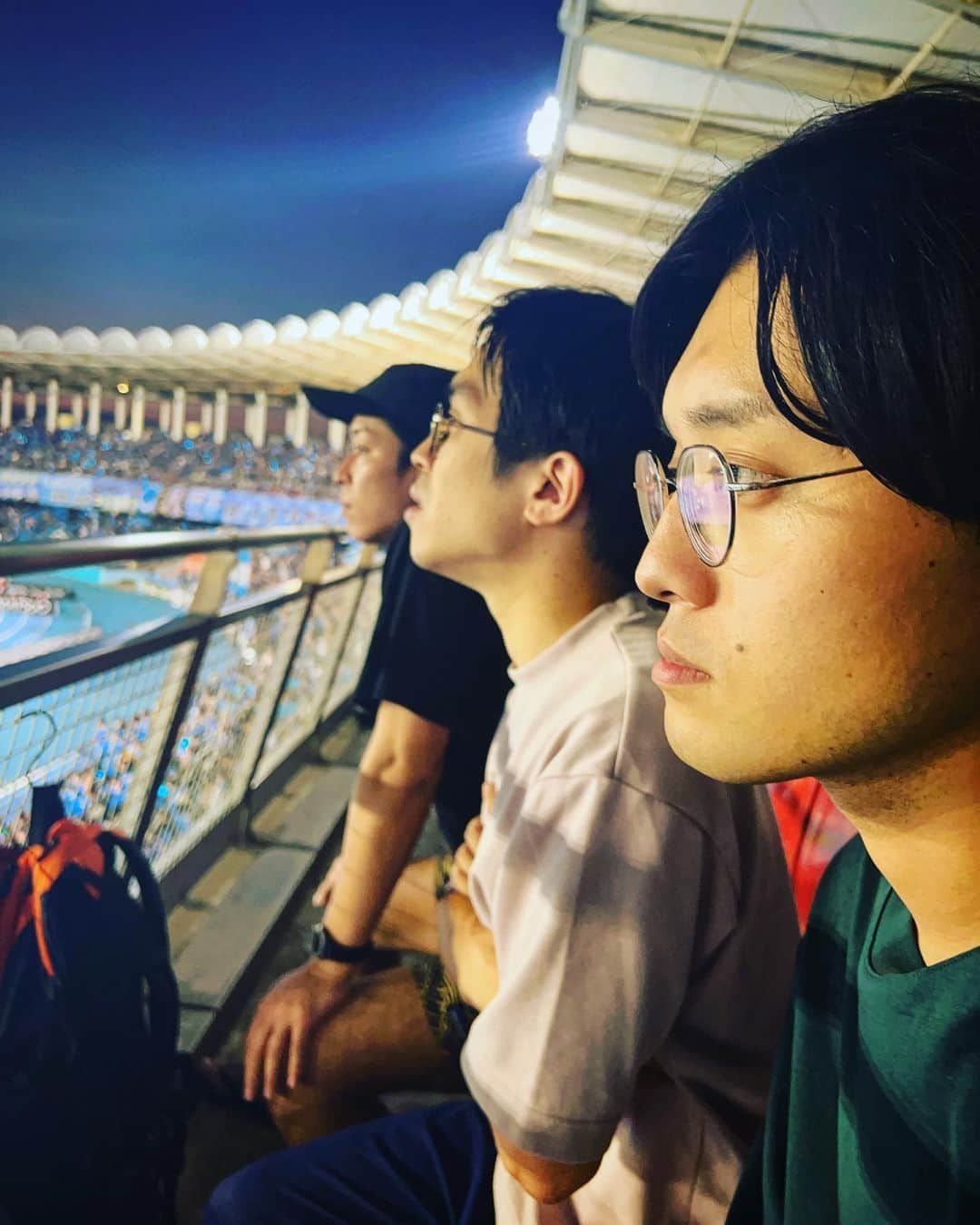 酒井健太のインスタグラム：「トリオでサッカー観戦はいかちー  #青色一号」