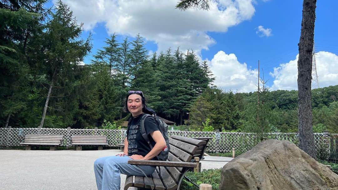 池田鉄洋のインスタグラム：「〆切に追われながらも、ムスメたちの夏休みを、なんとか埋めないといけないのだ！　と、やってきたヨセミテ国立公園！　ではなく、よこはま動物園ズーラシア。いや、ここ、広すぎるでしょ！　開放感、凄すぎでしょ！（暑くて空いてたこともあるけどさ）ちなみに、ムスメたちが一番興奮した生物が、チョロチョロと通路を這っていたトカゲだってんだから、やってらんないよね😉　動物は暑くてほとんど寝てました。夏はナイトズーがあるから、今度は夜にコヨーテ！」