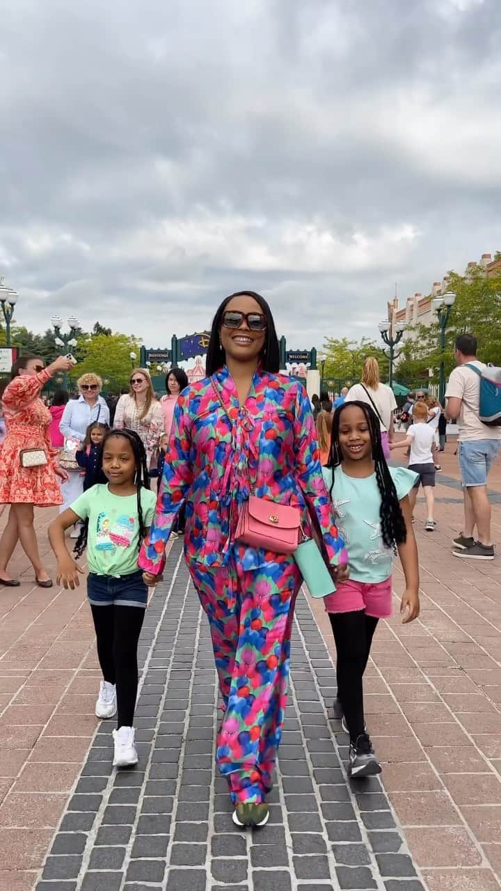 ノーブル・イグウェのインスタグラム：「Paris Episode 7 Let me first of all start by apologising that you may be more of Chioma’s videos than that of the girls , I can’t say who went to Disneyland, Chioma or the girls. She dressed up in a warm colourful outfit, wore her sunglasses and was always ready to be captured. Chioma : Babe, I want my picture taken here  Nobs : Okay  Chioma : Take a picture of my girls and I  Nobs : Okay  Chioma : Can you capture me with this background  Nobs : Okay love  At some point, I was wondering who we really took to Disney land, Chairman or the girls. Places like Disney are better experienced with friends, it was a lot of fun for Jax & Lia because they had Jeremy, Kaima, Mama & Kamso with them. I couldn’t even find a video of the men because they were totally in charge of the kids.. maybe that was why I saw over 500 videos of Chioma and Ogochukwu dancing like it was their birthday. The kids had fun and I saw the adventurous side of Jax , she wanted to go on every ride and as a Nigerian mad spending Euro with a high exchange rate, I didn’t want to put my heart to any stress test Biko. Jasmine’s favourite words : “ It wasn’t even that scary”  Chioma’s favourite words “ I thought I was dying “ Who will you take to war ?」