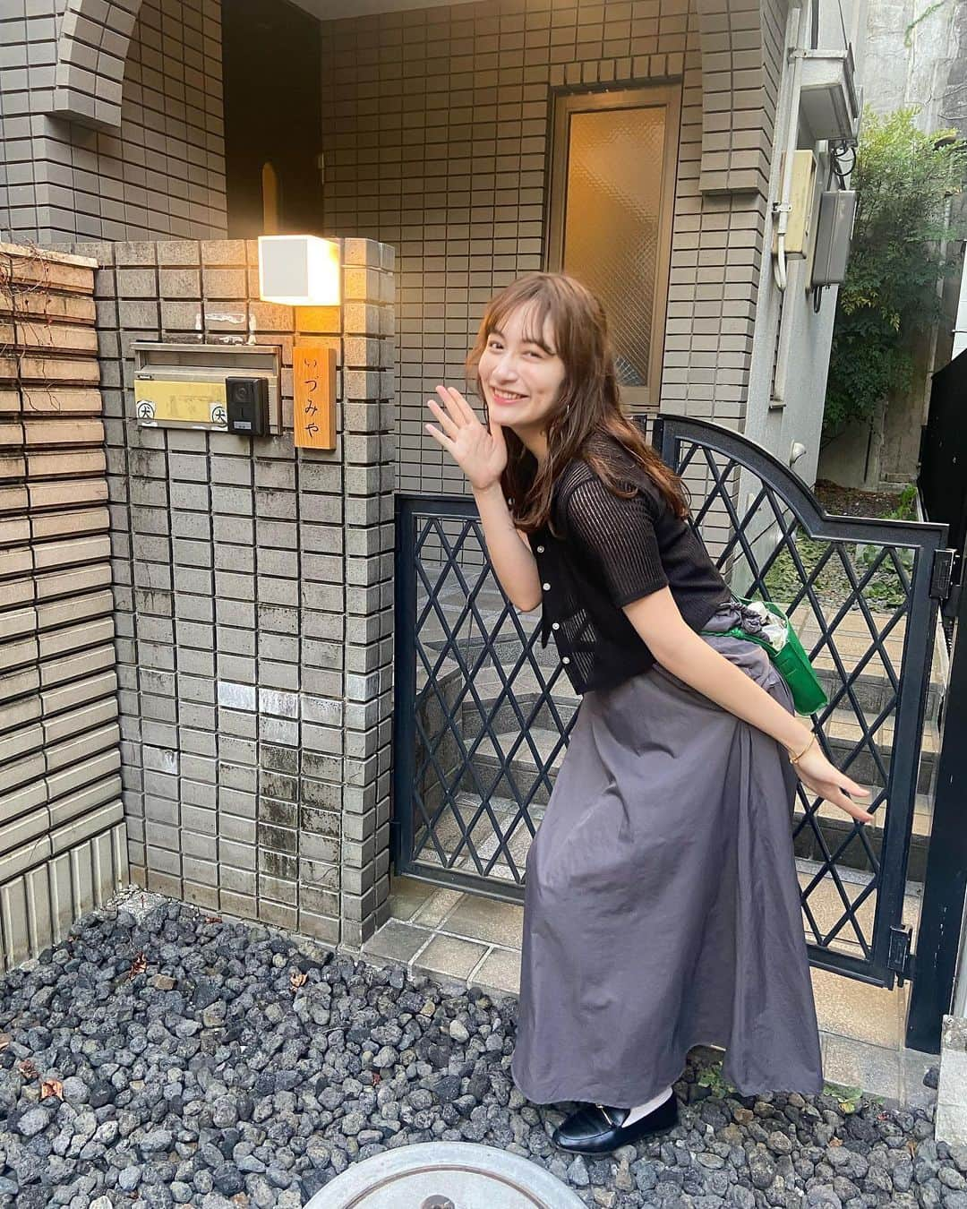 川口カノンさんのインスタグラム写真 - (川口カノンInstagram)「みてー！ 一軒家！！！🏠 燻製いづみやさんにお邪魔してきました💓 @kunsei_izumiya  ． 隠れ家な外見はついた瞬間楽しかった✨ 誰にも会わない個室空間でプライベートな時間をとても楽しめました💓 ． 今回は＜前菜から〆迄薫る燻製もつ鍋コース＞をいただきました。 ． もつ鍋も燻製も大好きだから幸せだった〜✨ もつはプルプルしててほんと美味しかった💓 冷蔵庫に全て食材も飲み物もはいっているのでスタッフさんにもお会いする事がありません。 そんなお店なかなかないよね！ ． プライベートなお話をしたい方に本当におすすめです✨ ． ちなみにドリンクは飲み放題なのでお席の時間までめいいっぱい飲めちゃう🍻燻製ドリンク(燻製レモンサワー)などもあって普段飲んだ事ない味がたくさんっ ． 終始楽しい時間でした。 久々の姉妹時間楽しかったなぁ〜 ． その後バー行ったんだけどしっかり奢らさせれました！☺️ 次は奢ってもらうからなぁ😏😏😏 ． ． ． ． ．  #燻製いづみや #神楽坂個室 #神楽坂グルメ #飯田橋ディナー #神楽坂ディナー #PR」8月14日 16時07分 - kkanonnn