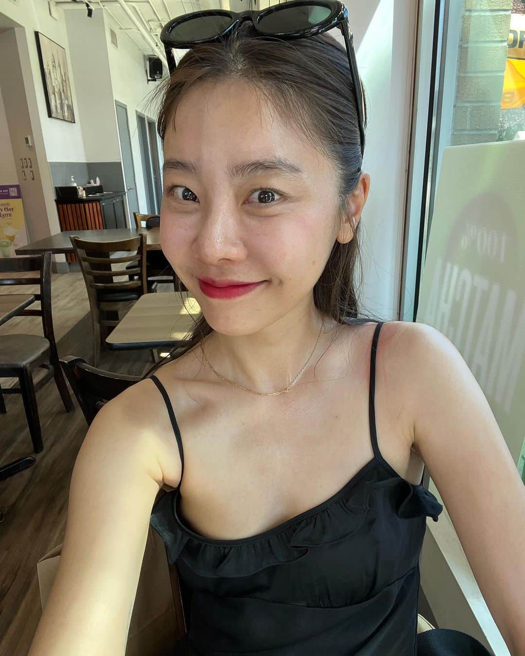 ソジン のインスタグラム：「Selfie 🐈‍⬛📷☀️♥️ 1. 메인스트릿 엔돌핀 ,  2. 인생해산물 엔돌핀 , 3. 햇빛에 구워져 넋나감, 4. 대자연 엔돌핀, 5. 벤쿠버 돌아가는 공항 엔돌핀, 6. 비행 12시간 기름낌, 7. 대자연 다니느라 다크꼈지만 붓기없음.」