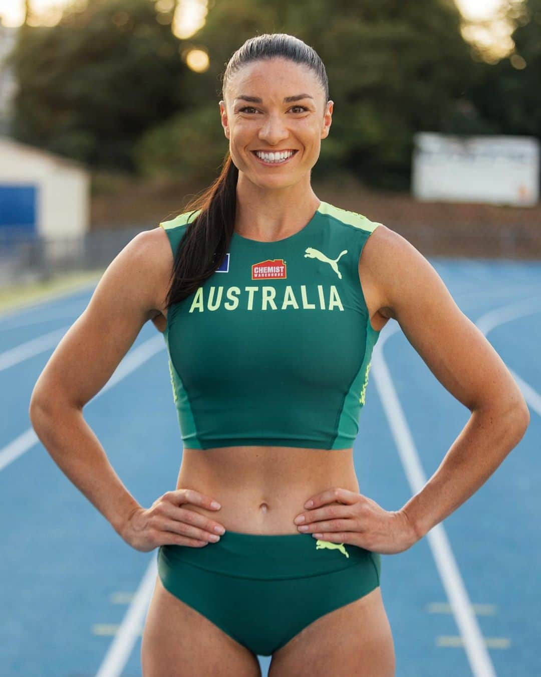 ミシェル・ジェネクのインスタグラム：「Always an honour to get to represent Australia and even more so this year as one of our team captains! Excited to see what our team can achieve over the next couple of weeks at World Champs! 🇦🇺💚💛 📷 @michaeldawson.nz @athleticsaustralia」