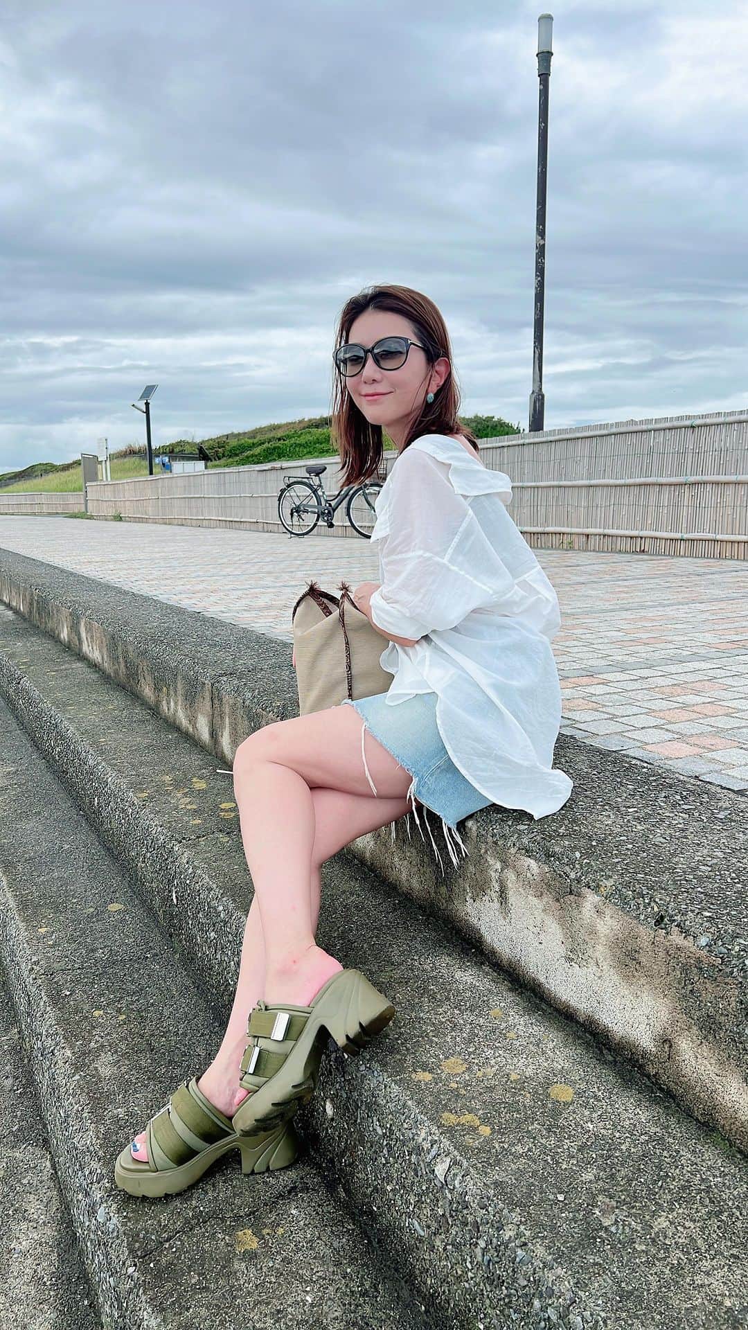 坂田陽子のインスタグラム：「鵠沼海岸で週末に行われたイベントへ。 練習→昼飲み→そしてサルサ‼️ ・ ビーサンで足もつれながら久々の酔っ払いサルサ！やっぱりお酒と最高に合うね🤣 ・ #鵠沼海岸　#海の家　#サルサイベント #お酒とサルサ　#ラテン好き」
