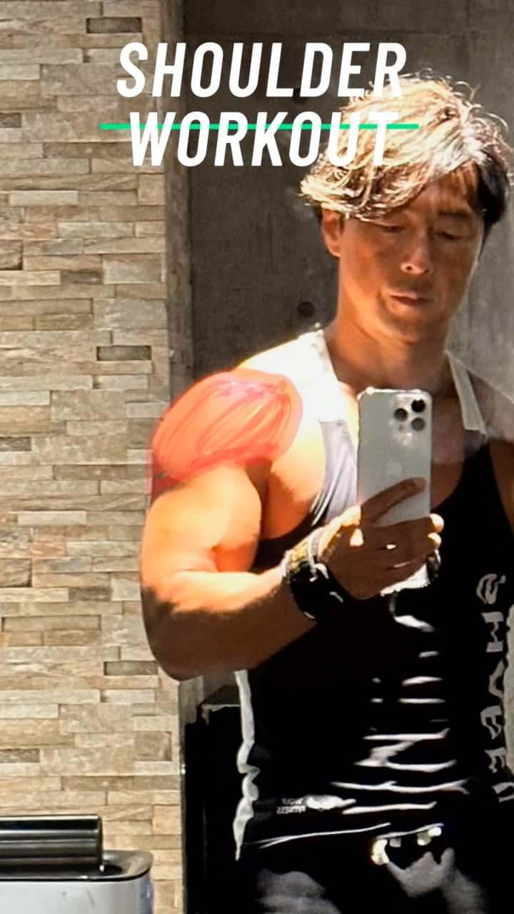 yoshiのインスタグラム：「最近の肩トレはリアからスタートするようにしています。  リア、サイド、フロントという順番でやっています。  もちろんこれは肩のリアを今は大きくしたいと思っているからです。  【リアレイズ】  ーポイントー  ・肩を支点にして肘だけを挙げるイメージでやっています。 　ですので、肩甲骨は必要最低限の動きのみにして背中や僧帽筋は使わないように意識しています。  ・あとはボトムでは動画のように肩関節を内旋させています。 　これで若干三角筋後部のストレッチ感が高まります。  【ワンハンド・サイドレイズ】  ２種目目はサイドレイズです。両手やるサイドレイズとこのワンハンドを交互にやっています。  ーポイントー  ・この種目ではなるべく重いものを扱うようにしています。 　ですので多少身体を振ってチーティングテクニックを使ってやっています。  ・ご覧の通り高くまで挙げること  　これにより三角筋側部の仕事量が増えます。  ・あとはダンベルを自分の身体から最も遠い軌道になるようにしています。 　 　これでモーメントアームが長くなり無駄に重いものを扱わずに済むようになります。  この種目はやってみるとわかると思いますが、かなり体全体を使います。ですので私はパワー種目に位置付けしています。  【スタンディング・ダンベルショルダープレス】  ３種目目はスタンディングで行うダンベルショルダープレスです。  これとバーベルで行うバーベルショルダーを交互でやるようにしています。  どちらもスタンディングでやります。スタンディングが好きなので。  ーポイントー  ・可動域を大きくとることです。  　これはボトムもトップも両方です。  ・それとしっかりとコントロールすること。  　あまりにレップのスピードを上げるとフラつき、刺激を逃しやすくなるので、そうならないようにしっかりとコントロールするようにしています。  ・あとはいつも言っていますがボトムで肘を張って前腕が前方に倒れないようにすることです。  参考に。  もっともっと詳しい肩トレ動画は以下にあります。 ぜひ！  ↓　↓　↓  肩トレ動画集 ↓　↓　↓ @mens_diet   #ボディーコーディネーターyoshi #メンズダイエット #ナチュラルトレーニー #ナチュラルビルダー #ドラッグフリートレーニー #アンチドーピング #フィジーク #フィジーカー #ボディビル #ボディビルダー #腹筋　#腹筋トレ　#腹筋トレーニング #胸トレ #胸トレメニュー #肩トレーニング #肩トレ #大胸筋 #大胸筋エクササイズ #腹筋　#肩トレ　#三角筋 #chest #chestworkout #muscle #workout #workoutmotivation #fittness #drugfree #drugfreetrainer」