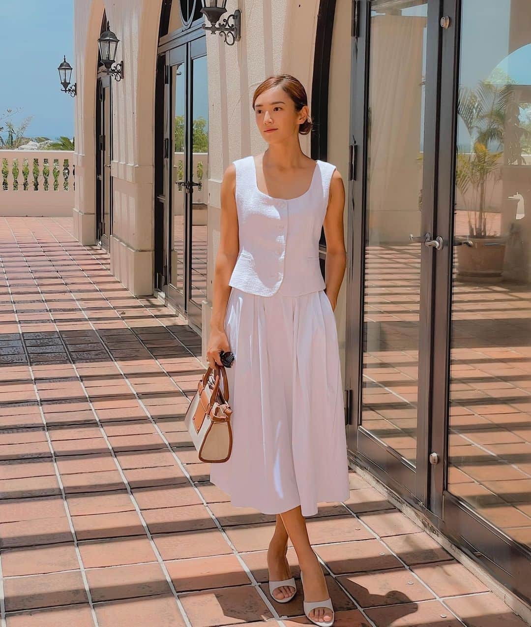 夏美のインスタグラム：「やっと晴れの日が戻ってきた沖縄です ＊ コメントくださっていた方の通り スーパーの野菜コーナーは まだまだガラガラ フレッシュな野菜が恋しいこの頃 ＊ でも元気にやっております 心配のコメントやDMくださったみなさま ありがとうございます ＊ 本州もどうか影響ありませんように🙏」