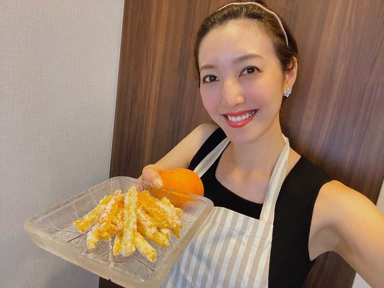 フジテレビアナウンサーのインスタグラム：「捨てるはずのレモンの皮を使って…レモンピールを作成🍋  自宅では、オレンジでも作ってみました🍊 とっても簡単！  甘酸っぱくて、売り物のように美味しくできました。 夏にぴったり🌻  レモンはいつも絞った後は捨ててしまっていたので、、これはとってもサスティナで良いですね☺️🌈  #サステナWAVE #楽しくアクションSDGs #レモンピール #オレンジピール #フジテレビアナウンサー #小澤陽子」