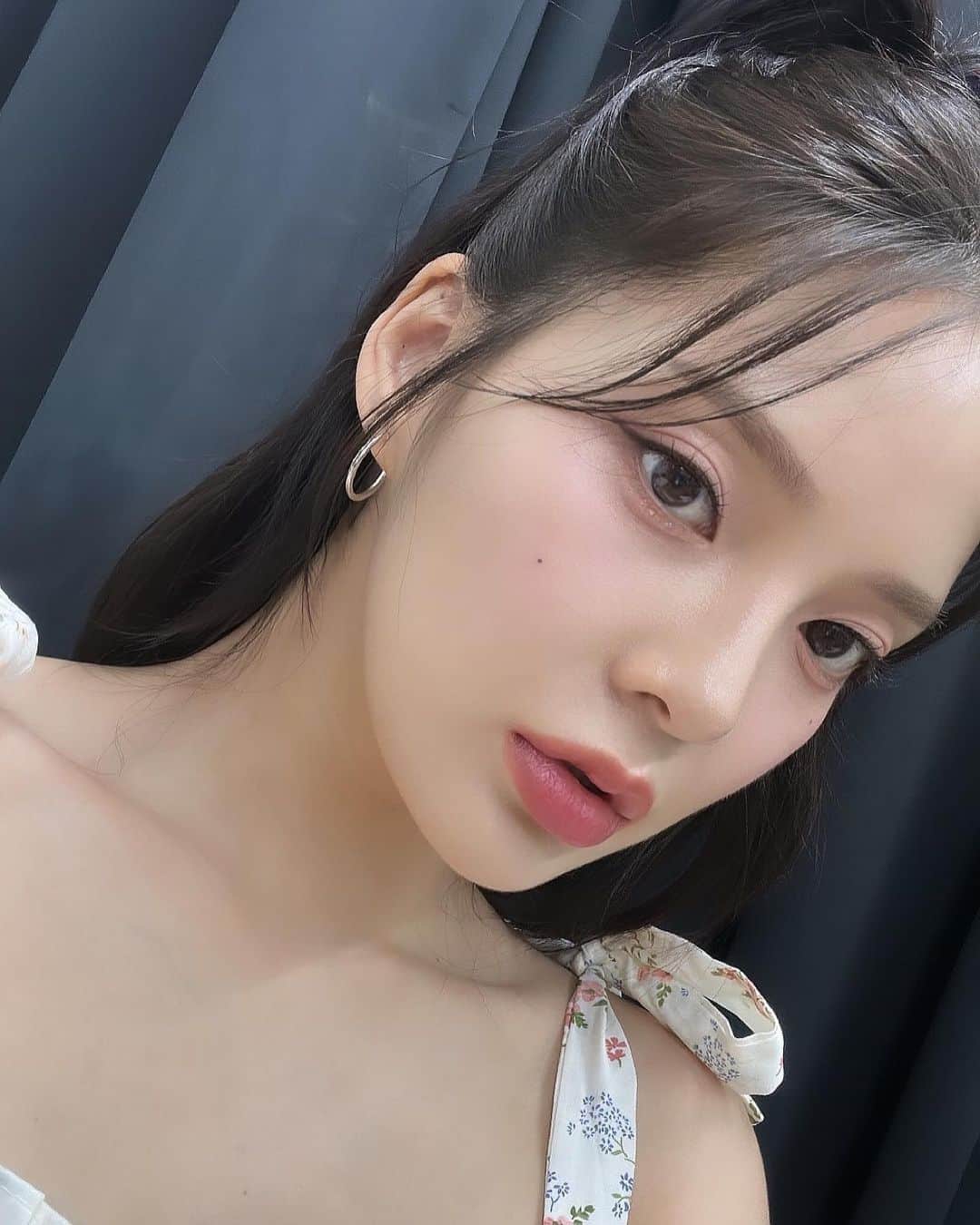 チョ・ソジンのインスタグラム：「일하고 예쁜 하늘보고 집에서 파스타 양 조절 실패해서 3인분 해먹고 반숙에 참치찌개 해서 밥 야무지게 비벼먹는 일상. 다들 건강합시당🫶🏻 이번 주도 힘」