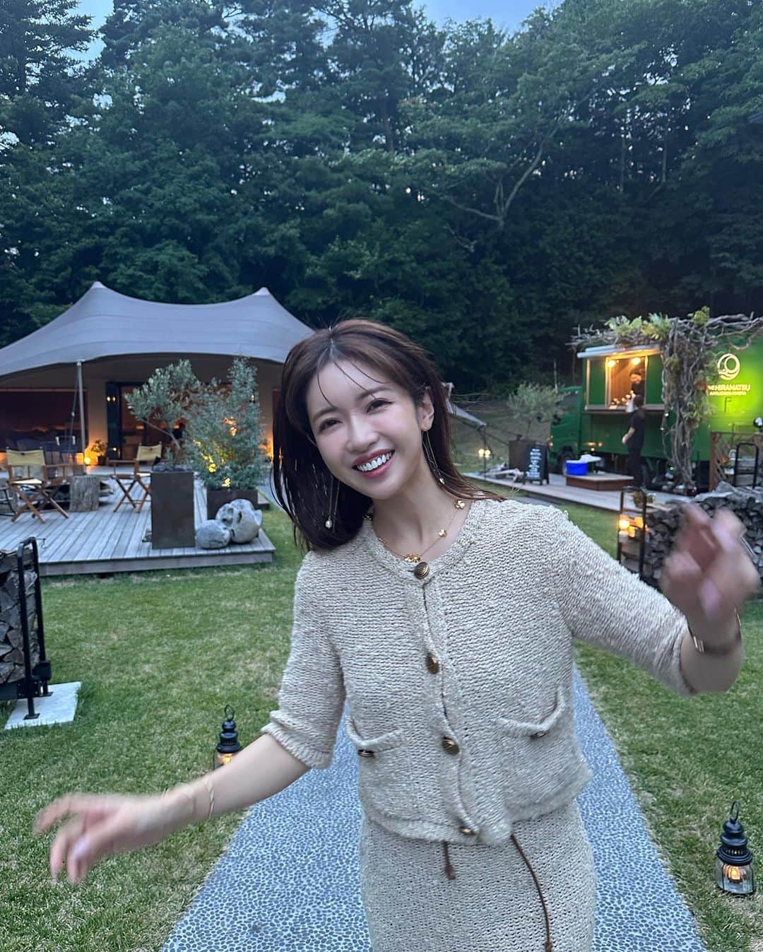 舟山久美子（くみっきー）のインスタグラム：「旦那ちゃんへ…  可愛くとってね〜と言ったら ほとんど半目なの、なぁぜなぁぜ？😂😂  自然体を収めてくれてるのかな？🤣🙏笑  今回泊まった @the_hiramatsu_karuizawamiyota は、👶🐶にも優しいお宿でお食事もおいしくてリピ決定！  仕事と子育てと家族時間の両立って こんなにも悩むんだなぁ、、と 日々戦っておりましたが 自然との調和が解決してくれました🌿  立ち止まって深呼吸する そんな時間が心に余白をくれる そしてその余白が色んなアイデアもくれる  あんなに悩んでたもの、もがいてたものが すーっと解決していく。  意外と苦しめてるのって自分自身なのよね🫢  良き時間でした✨✨  #軽井沢　#旅行　#コーデ　#美容 #軽井沢旅行　#takibilounge #焚き火　#大人カジュアルコーデ #大人女子コーデ　#肌ケア #美肌づくり」