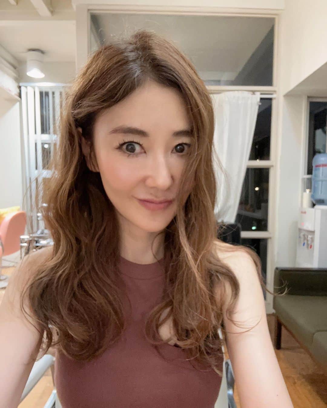 kiyomi medeirosのインスタグラム：「昨日は美容院へ💇‍♀️ なみなみヘアの巻き方教わってきました🙋‍♀️💜✨  髪の毛を後ろ中央で2つに分けて、右と左も耳の上辺りで上下に分けます。 まずは下の段から、毛束は少なめに取り(3枚目の動画くらい)上から優しくゆっくりと床に向かって平行に持って、なみなみと下に降りてきて、最後外巻きに。ストレートアイロンの温度は160℃くらいでいいみたいです☺️  本当はワックスとオイルを混ぜたものや、オイルなどを毛先とかに塗ると可愛いのですが、私の毛はすぐに巻きも取れちゃうし、重みでのびちゃうので、巻きが取れにくくなるスプレーを内側からふわっとしました。  緩めのナチュラルウェーブが可愛い🥹✨✨✨  tops…#operasport  inner…#calvinklein   #ハンソヒになりたい😂🤣 #ヘアスタイル#ロング #hairstyle#巻き髪#ヘアアレンジ#ウェーブヘア#韓国ヘア#ハンソヒヘア#韓国風ヘア#ストレートアイロン#なみなみウェーブ #アレンジヘア#fashion#outfit#ootd#cordinate#style#ファッション#ソフトウェーブ」