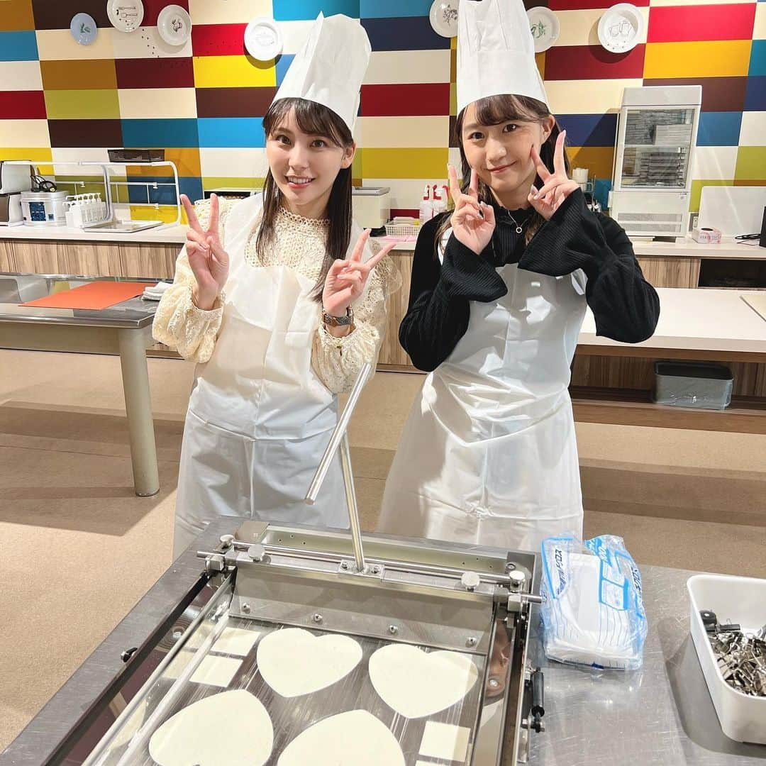 宮崎理奈さんのインスタグラム写真 - (宮崎理奈Instagram)「今更だけど載せてなかったことに気がついたやつ🤣  ひかると5月に北海道旅行行ったの！ 特にやりたいことは無くて、温泉とご飯を楽しみたくて、突発的に行ったんだけど、本当楽しかった❤️  白い恋人パークが想像以上に楽しくて、行きの電車で見つけて行ってみた！ それくらい行き当たりばったりだったんだけど、旅行プランバッチリすぎて笑った🤣  ひかるはいつも提案したことに、ノリノリで付き合ってくれるし、一緒に調べてくれるし、本当お互いに頼り合ってるのよ💕 だから居心地いいし、なんかね、ひかるシュールなんよ😂  何年経っても、どんなに時間経っても、変わらない関係なんだろうなぁ👌 . . . . #北海道旅行 #北海道 #白い恋人 #白い恋人パーク #札幌 #札幌観光 #北海道観光 #体験 #体験型イベント #夏休み #休日 #休日の過ごし方」8月14日 16時32分 - rina.miyazaki0221