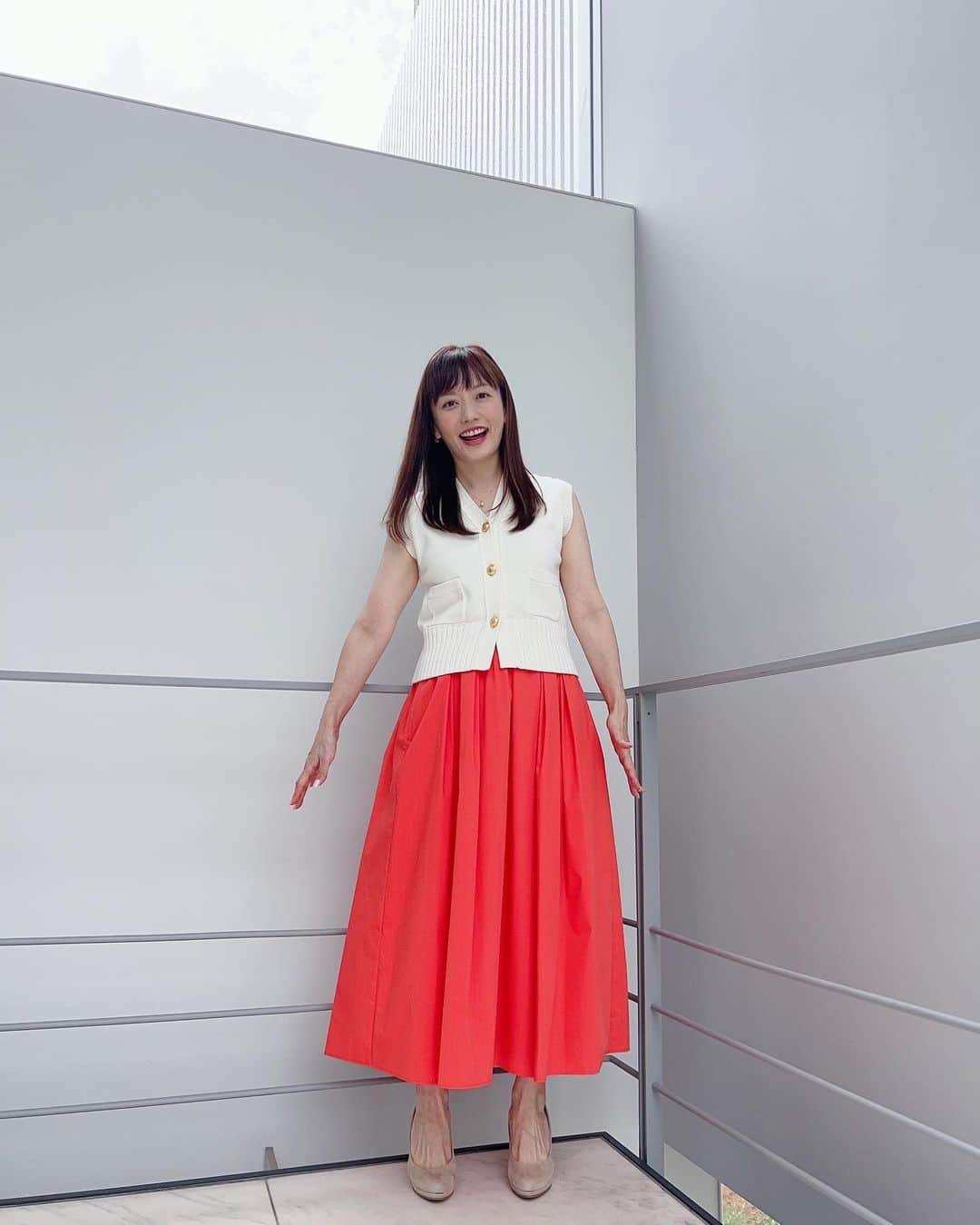 島本真衣のインスタグラム：「今日は晴雨兼用の傘が大活躍してくれています。 今日の衣装です。 スカートがすごく鮮やかでキレイなビタミンカラーでした🍊  #ニットベスト #スカート #ined @superiorcloset_ined_official   #ピアス #ネックレス @agete_official   #パンプス @kanematsu_official」