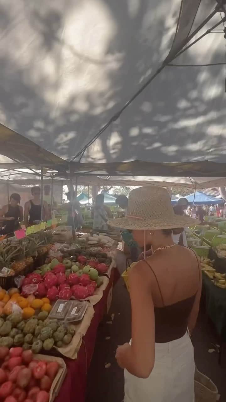 今井華のインスタグラム：「Saturday farmers market 🥬🥕🥑  買ってよかったものは、 野菜達✨新鮮で安い✨ 焼きたてほやほやポンデケージョ 毎回買ってるセビーチェとサルサ🌶️ パイナップルとケールのグリーンスムージー　 レインボーポップコーン🌈  2カ所目は Foodland Farms Ala Moana🌺🧡🩷  華さん大興奮のスーパーマーケット ポキの量り売りコーナーは種類が圧巻 コールドプレスジュースもおいしい まるいもちもちドーナツは絶対♡ 可愛いお弁当箱もget  w／ @imaihana」