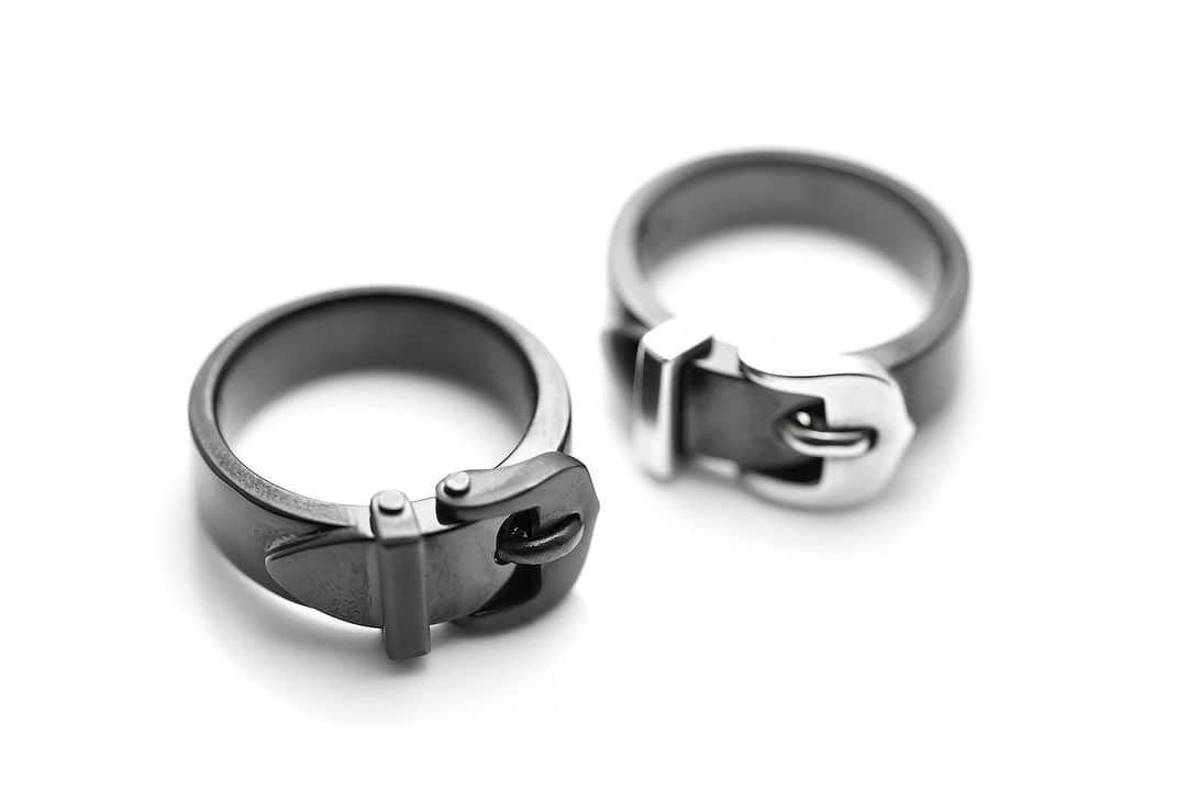 プエルタ・デル・ソルのインスタグラム：「♙ ♜ ♝ ♞ ♛ ♚ 【Belt Buckle Ring】 ベルトのバックルをデザインに落とし込み、リアルな造りで再現✴︎✴︎✴︎ ロックでクラシカルなリング✴︎✴︎✴︎  R1160MTBK/¥35,200 R1160BK/¥35,200  #PUERTADELSOL #プエルタ #プエルタデルソル #accessory  #jewelry #ジュエリー #アクセサリー #メンズアクセサリー #レディースアクセサリー #リング  #ring #necklace  #ネックレス #pierce  #ピアス  #bracelet  #ブレスレット #madeinjapan  #fashion  #tokyo #japan  #恵比寿 /03-5489-9470 @puertadelsol_official  #大阪 /06-6136-5345  @puertadelsol_osaka」