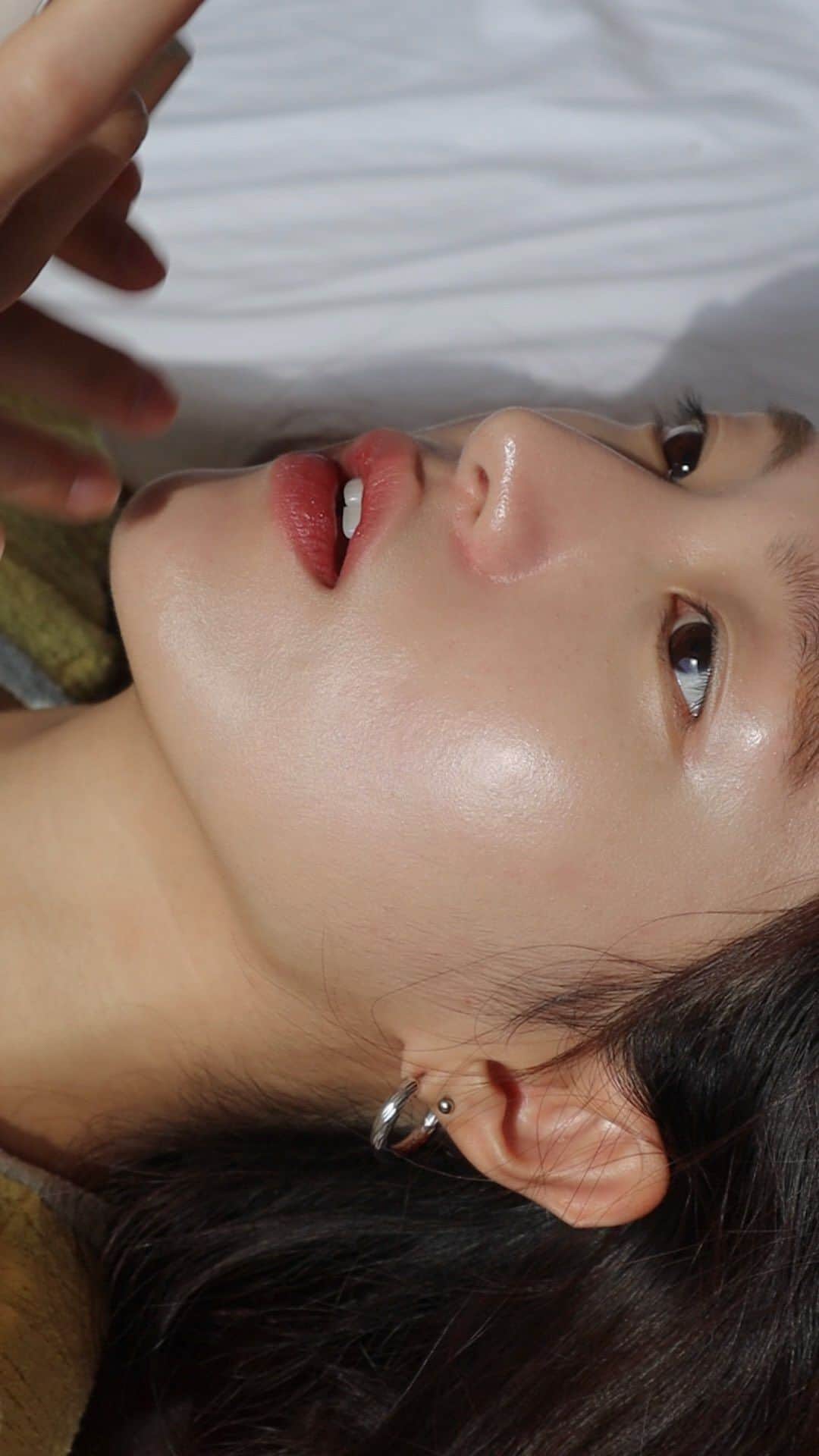 イ・ハウンのインスタグラム：「#광고 촉촉함을 위해 커버력을 포기했던 저에게 드디어 날라온 @sulwhasoo.official 의 퍼펙팅쿠션과 에센셜 립세럼 스틱 …..🦋  허구한 날 광이 도는 네추럴 촉촉 메컵만 고집하는 저한테 정말 필요했던 제형을 드디어 찾았어요! 가볍게 피부에 착- 밀착되고 보송하면서 은은한 광이 돌아요🪄   그리고! 촉촉한 제형의 쿠션은 항상 커버력이 조금 아쉽잖아요?  이건 피부가 답답하지 않게 수분감도 있으면서 동시에 무결점 커버가 된다는 게 가장 맘에 든 부분이랍니다,,💗 블랙핑크 로제가 콘서트에서 실제로 사용하는 제품이라고 하니 지속력은 말할 것도 없지요 ⸝⸝◜ㅇ◝⸝⸝ 저는 23N1호 샌드를 한 겹 바른 후 하이라이팅이 필요한 부분에 21N1호 베이지를 아주 얇게 발라요.  그리고 립세럼스틱으로 입술과 눈두덩이에 맑은 생기를 주면서 마무리하기! 저는 플레어레드 색상을 사용했답니다. 올 겨울도 이 광을 유지할 생각에 설렌다＊♥  #설화수 #퍼펙팅쿠션 #로제쿠션」