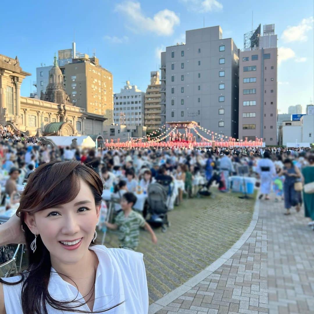 谷中麻里衣のインスタグラム：「Danced at a summer festival 💃  お祭りに屋台ご飯🥰 夏だなー🌻  盆踊り、楽しかったー❤️  浴衣きてる女の子たちが素敵で眩しくて☺️ 来年夏はもう妊婦じゃなくなるから、また浴衣きたいな✨  #築地本願寺#お祭り#盆踊り」