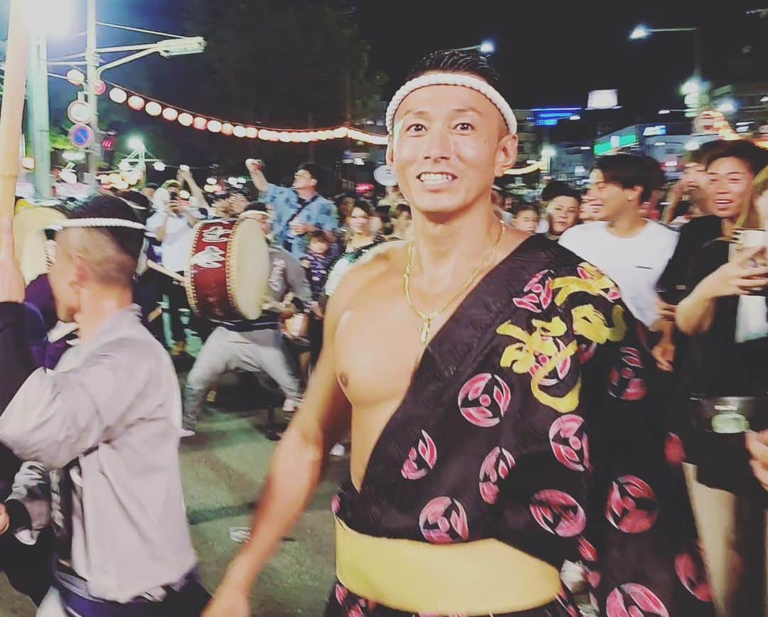 黒石高大のインスタグラム：「徳島の阿波踊り 祭りの音が心地よくて バンさんと要さんと踊りました 最高 夏を全身で感じてます #徳島#阿波おどり#阿波踊り #バン仲村#遠藤要」