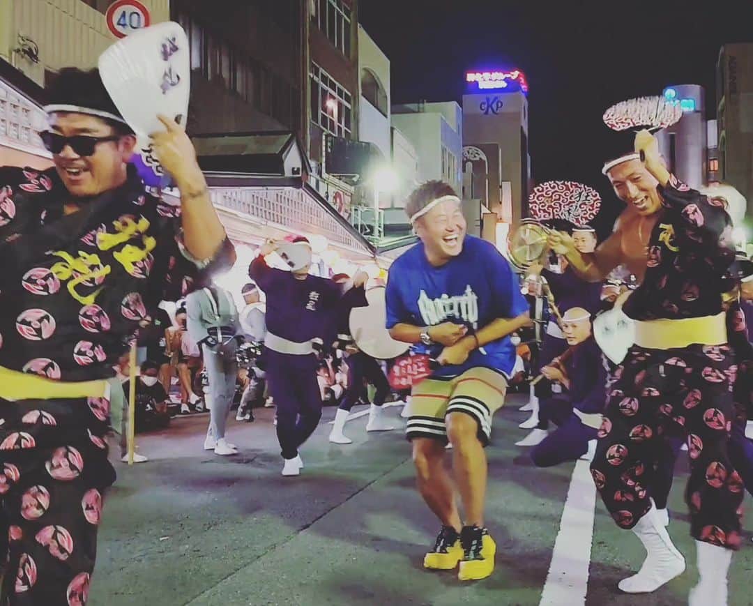 黒石高大さんのインスタグラム写真 - (黒石高大Instagram)「徳島の阿波踊り 祭りの音が心地よくて バンさんと要さんと踊りました 最高 夏を全身で感じてます #徳島#阿波おどり#阿波踊り #バン仲村#遠藤要」8月14日 16時43分 - kuroishi_takahiro