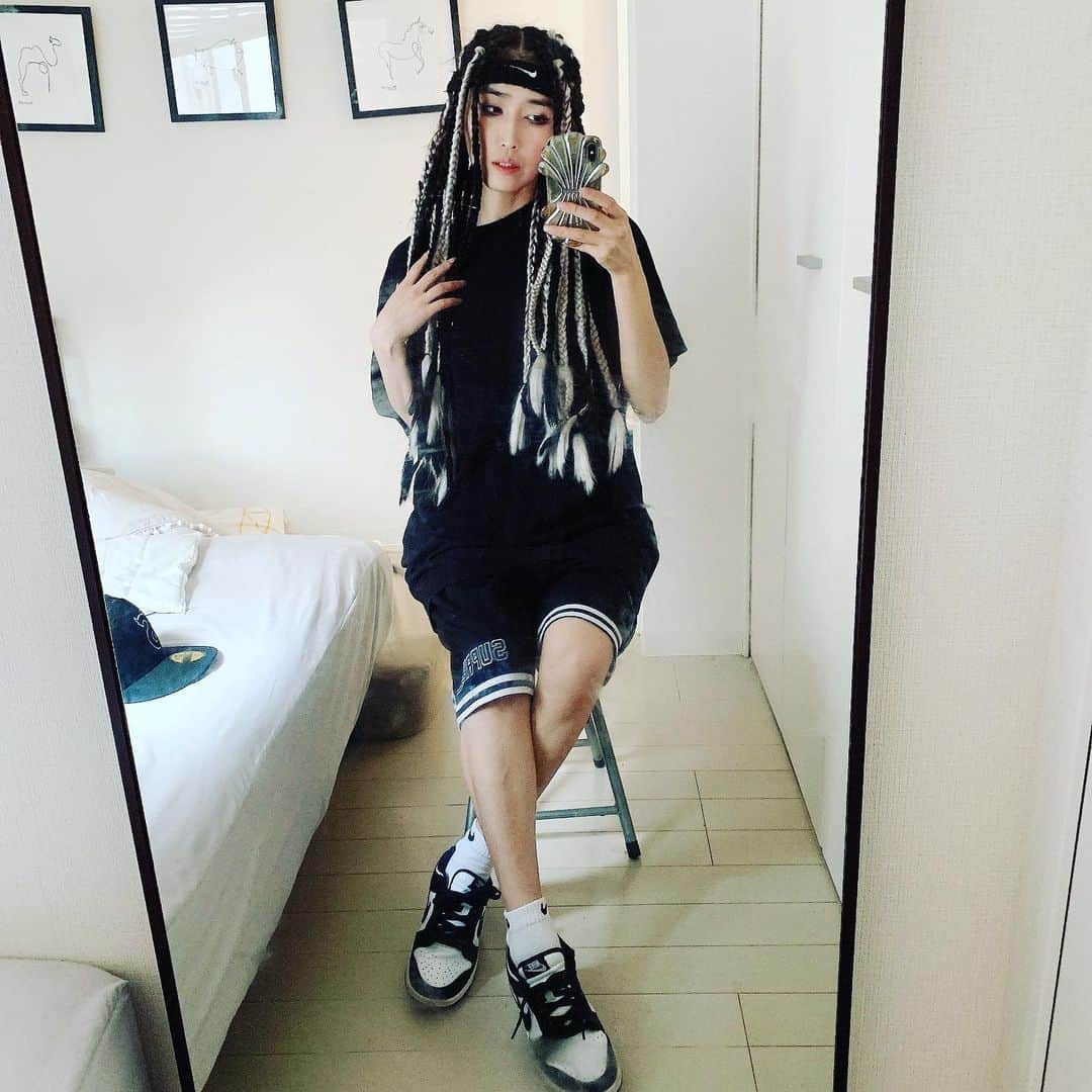 峰なゆかのインスタグラム：「速攻！　これがこれから映画スラムダンクをやっと観にいく女の顔だ！！ ヘアバンド　#nike  Tシャツ　#supreme #チャラヒゲに借りた ショートパンツ　#supreme #チャラヒゲに借りた スニーカー　#nike #dunklow」