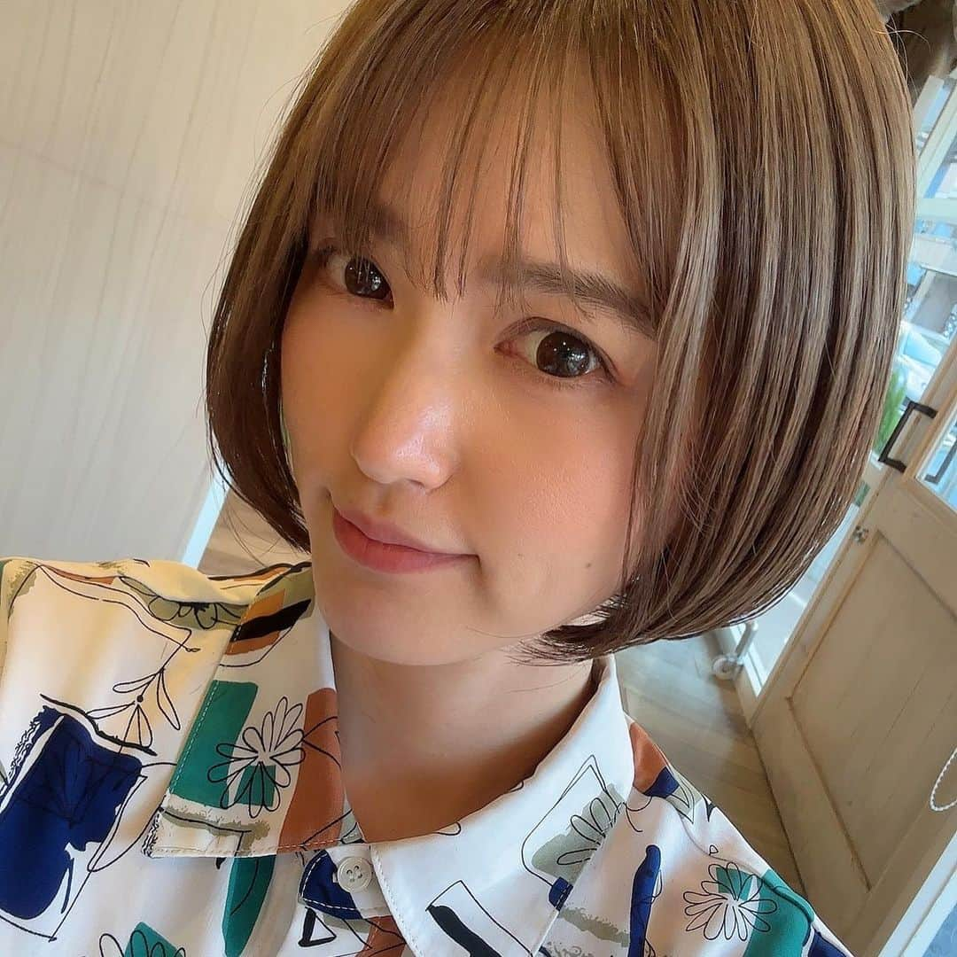 三島ゆかりのインスタグラム：「一回短く切るとさ、もっと短く！もっと切りたい！ってなるよね💇‍♀️ お風呂のシャンプー1プッシュで事足りるやん最高💖 ベビースイミング習い始めたから、終わってからの着替えに親が髪乾かしてる時間などあるはずもなく😂 短ければ短いほどに楽ちんなのです✨ 今回も色々相談しながらカラーやカットをいい感じに仕上げてくれてありがとう❤️ @eriiiica2   #美容day #ヘッドスパ #託児付き美容室 #癒しの時間 #カラーカット #ミニボブ #ショート #三島ゆかり #ゆかりんご #一児のママ #男の子ママ #ベビースイミング #短ければ短いほどいい #夏」