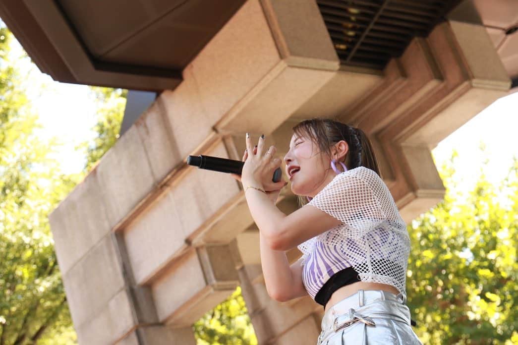 LUNAのインスタグラム：「Chu-Z日比谷野外ワンマン🎙️🌞  快晴で決行できたことがなによりも嬉しくて、太陽でみんなの笑顔がいつもの倍以上照らされてこの幸福とステージの開放感がたまらないのが野外ならではだよね☺️  10月からツアーも始まるしまだまだ駆け抜けて行こう🔥」