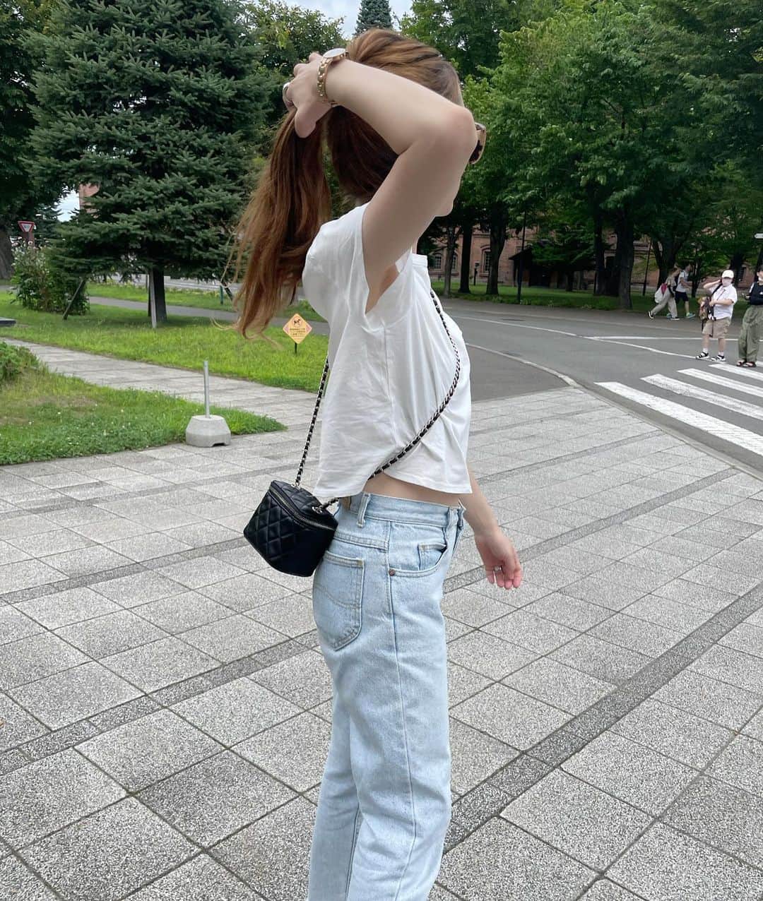 saya__igのインスタグラム：「夏休み後半戦突入🌻  男子3人のワンオペもそろそろ限界です🫠  3食ご飯のネタ切れ。 永遠に大量の買い出し。 エンドレスの兄弟喧嘩。 それに対して毎日爆ギレ母。 一生Switch &YouTube。  あげたらキリがない。  夏休み前半に宿題を終えてしまったから 子供達かなり遊びまくってます🍉  母ちゃんはそろそろ1人の時間が欲しいな笑  世のお母様方🙏🏻 本当毎日お疲れ様です👨🏻‍🦲✨  #outfit #ootd #mood #partegram #hm #ママコーデ #ママファッション #シンプルコーデ #札幌ママ #カジュアルコーデ #着回しコーデ #アラサーコーデ #アラフォーコーデ #今日のコーデ #大人カジュアル」