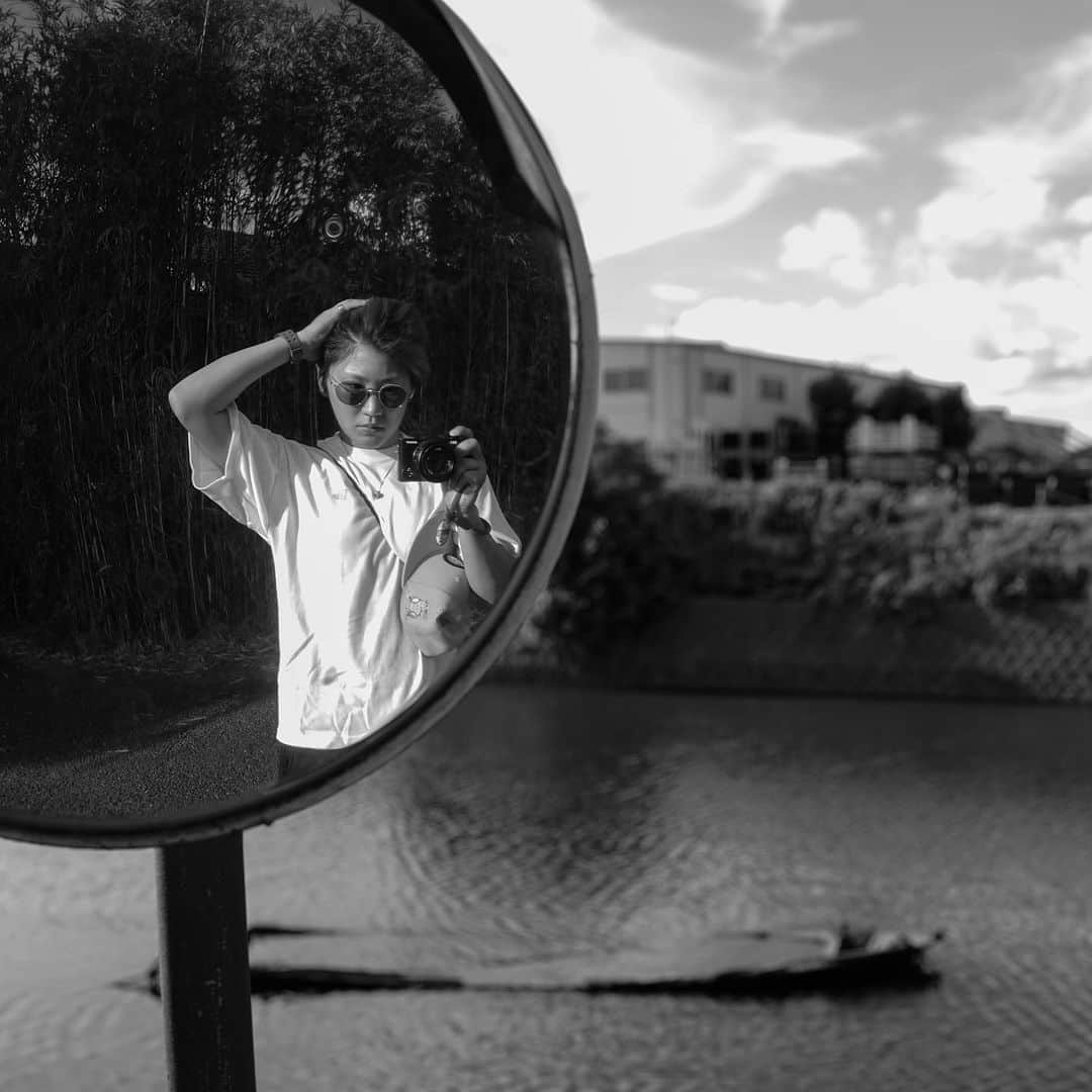 のインスタグラム：「お散歩中に…📷 #自撮り #カメラ女子 #カメラ初心者  #お散歩 #モノクロ #ライカq3欲しい」