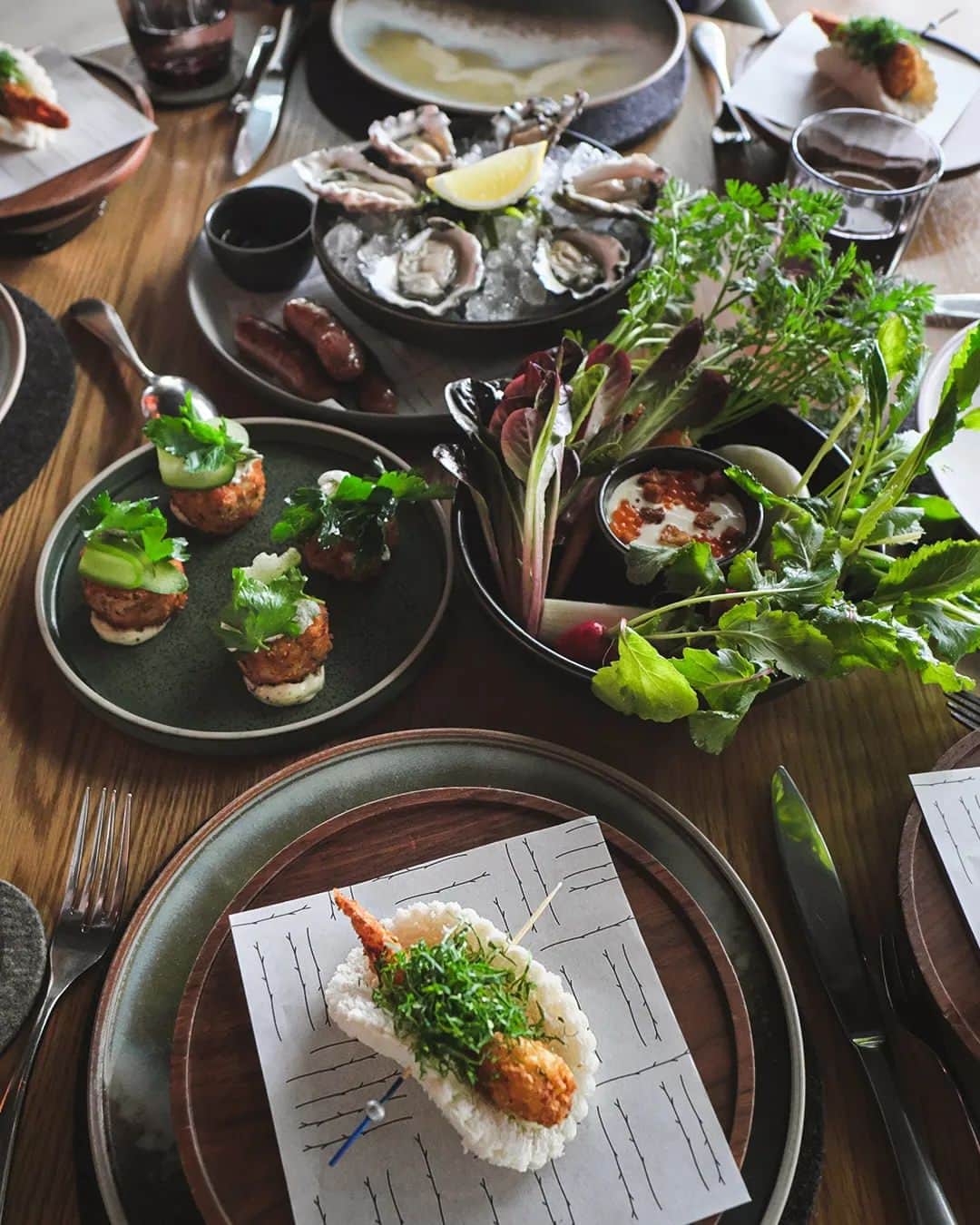 のインスタグラム：「We had the loveliest brunch catching up and trying out the "Sunday Brunch" menu at @woodcutrestaurant! 🥂✨️   The banquet menu is $95 per person and offers a delightful selection of classic favorite brunch dishes, all done by Woodcut way 🤎  We got some extra dishes: -Oysters🐚  -Crab cakes 🦀  -Wood roasted Smoked bacon 🥓」