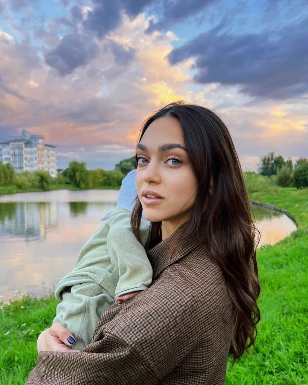 Zhenya Katavaさんのインスタグラム写真 - (Zhenya KatavaInstagram)「Невозможно описать эту любовь 💚 👩‍👦」8月14日 16時57分 - zhenyakatava