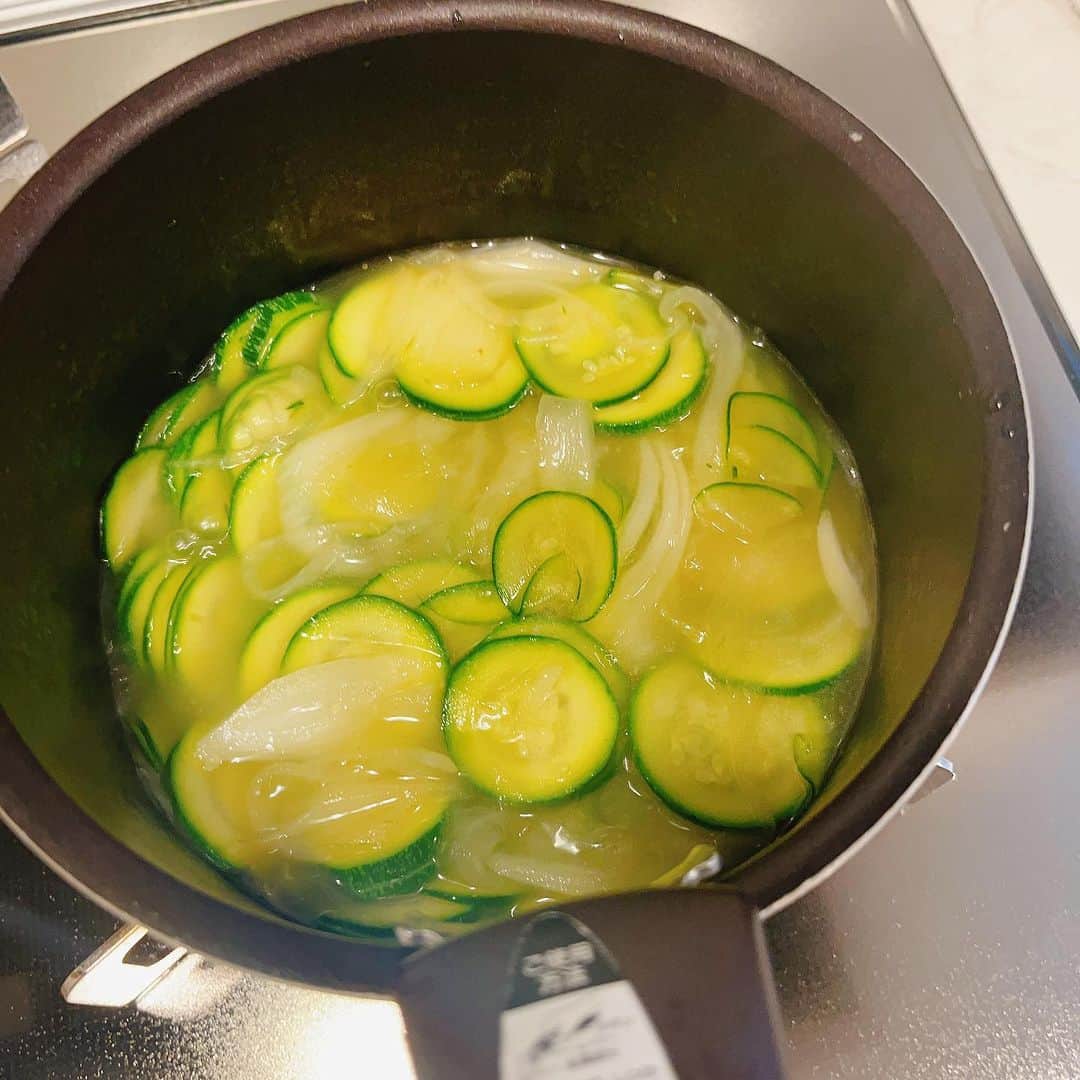 千波さんのインスタグラム写真 - (千波Instagram)「ズッキーニの冷製ポタージュ🥣バターや生クリームは不使用🧈  コンソメを使って 工程も少なく簡単に。 基本この作り方で、 色んな野菜に変えて 作れます🥣  暑くて食が進みにくい日でも サラサラーっと 野菜たっぷりとれて おかわりするほど飲みやすい✨ 温かくても◎  ズッキーニのスープ、 意外に美味しくて甘くて とってもオススメです✨🥒  材料2-3人分 ズッキーニ1本 玉ねぎ1/4 水200 豆乳(牛乳)200 コンソメ小さじ1 オリーブオイル適量 塩胡椒適量  ①玉ねぎ、ズッキーニを 薄切りにする ②オリーブオイルを熱した鍋で 玉ねぎを炒め、しんなりしたら ズッキーニを加えて炒める。 ③水とコンソメを入れ、蓋をして 具材が柔らかくなるまで煮る ④柔らかくなったら火を止め粗熱をとり、ミキサーなどでなめらかにする。 ⑤鍋に戻し、豆乳を入れ 塩胡椒で味を整えて 冷蔵庫で冷やして完成。 ※温める場合は沸騰する前で止める  #朝食 #ヘルシーレシピ #ズッキーニ #冷製スープ」8月14日 16時59分 - chinami19880612