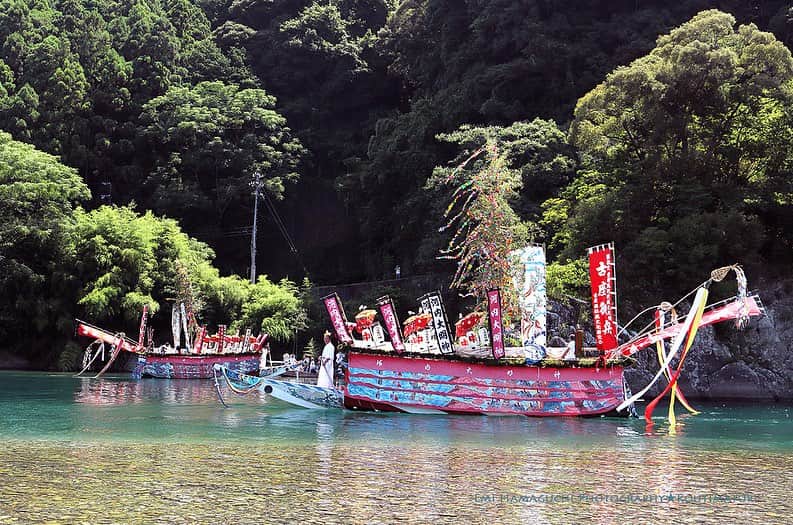 のインスタグラム：「. 国の重要無形民俗文化財にも登録されている「河内（こうち）祭」が、7月下旬に開催されました🔥近辺の地区がそれぞれ独自のやり方で祭礼を行う、珍しいお祭りです👏  📷：@umi_dream8686 📍：白浜・串本エリア 串本町/古座川町  和歌山の写真に #nagomi_wakayama のハッシュタグをつけて投稿いただくと、その中から素敵な写真をリポストします😉 . . . #和歌山 #和歌山観光 #和歌山旅行 #わかやま #和みわかやま #wakayama #wakayamajapan #wakayamatrip #wakayamatravel #nagomi_wakayama #wakayamagram #夏祭り #河内祭 #お祭り #御船 #古座川 #festival #japanesefestival #summerinjapan #kozagawariver #旅行 #国内旅行 #旅行好きな人と繋がりたい #観光 #travel #trip #travelgram #japan #travelphotography」
