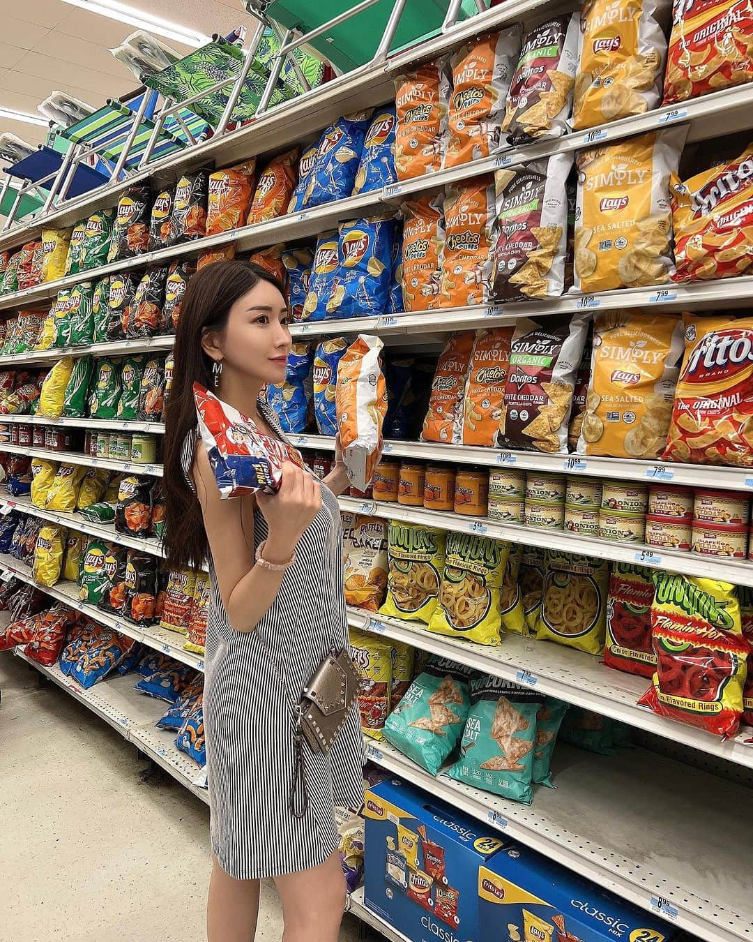 南杏奈さんのインスタグラム写真 - (南杏奈Instagram)「🇺🇸のスーパーって広くて楽しい🛒✨  #グアム旅行 #kマート #guamtrip #kmart #littlecaesars #pizza #summervacation #ootdfashion #tommyhilfiger」8月14日 17時00分 - anna1031__