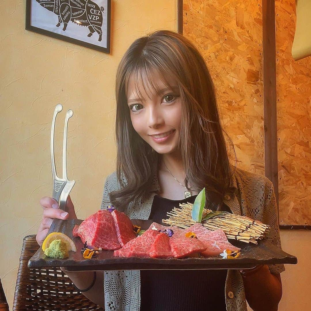 ちひろさんのインスタグラム写真 - (ちひろInstagram)「.  うし公🐮焼肉  ずっと憧れてたいいお肉🥩🥩🥩  ガッツリ焼肉コース🥩‪🔥  無農薬サンチュ・ごはん・本日のスープ・キムチ・ナムルはなんと食べ放題♪  　♡⃛本日のおまかせ国産黒毛和牛3点盛り 　♡⃛牛3点盛り（並牛タン・並牛ロース・並牛ハラミ） 　♡⃛豚3点盛り（豚バラ・豚ロース・豚タン） 　♡⃛ホルモン3点盛り（国産牛ホルモン・国産牛レバー・国産牛ハツ） 　♡⃛おまかせサラダ  お肉がすごく柔らかくて美味しくて沢山ご飯がすすんだー笑笑  👦もおいしーってたくさん食べてくれた🤲´-珍しい！笑  サンチュに巻いてヘルシー🥬おなかいっぱいたべて満足😋  他にも大人の焼肉コースや、女子会コースもあるから是非見てね💕︎  📍 新潟県加茂市新栄町1916-1  PR @rls015887 #ぜんてい #新潟焼肉 #新潟グルメ #三条焼肉 #三条グルメ #加茂グルメ #ぜんていの焼肉うし公 #加茂焼肉 #うし公 #焼肉 #グルメ #国産黒毛和牛 #黒毛和牛 ##ホルモン」8月14日 17時01分 - chihiro_grm