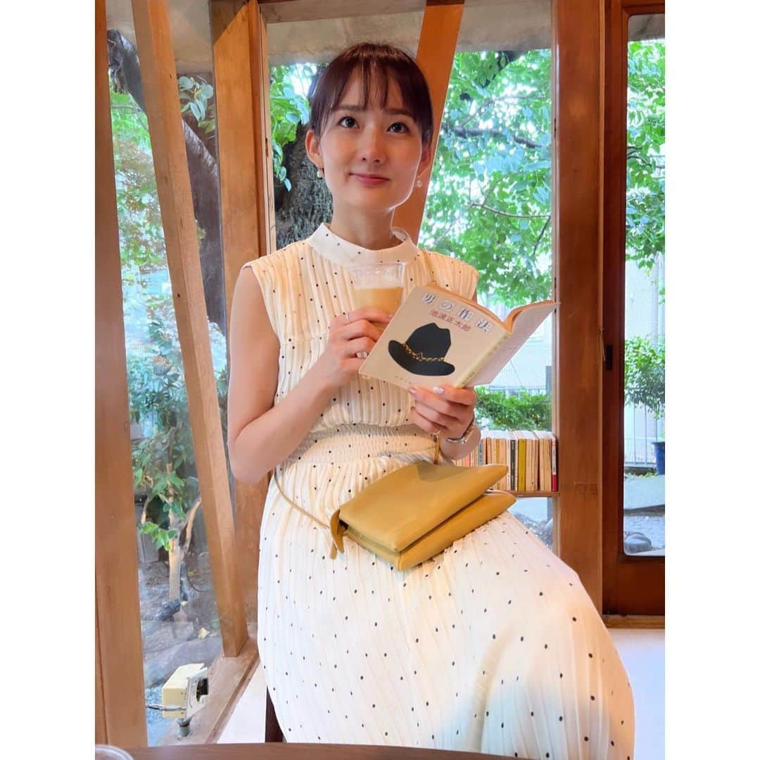 伊藤友季子さんのインスタグラム写真 - (伊藤友季子Instagram)「☕️️🌿 　 だいぶ前の平和なひととき🕊️ カフェでたまたま手に取った本がこれだった📖笑 暑い日の冷たいラテが最高でした。 でも最近は温かい抹茶ラテにはまってます🍵 　 発表会まで１週間を切りました。 時間と体力と気力との戦いな 怒涛の日々もあと少しだと思うと ちょっぴり寂しかったり。 周りに助けられながら反省する毎日ですが ベストを尽くしてやり切ったと思えるよう 大切に残りの時間を過ごしたいです。 　 #カフェ #カフェラテ #読書 #バレエ発表会 #ユキコーデ」8月14日 17時04分 - yukiko_xx