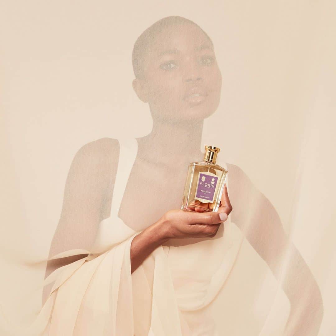 フローリスのインスタグラム：「Platinum 22 Eau de Parfum, inspired by the flora of Buckingham Palace gardens, opens with top notes of cool orris, rounded by the comforting scent of oats, and lifted with a sparkle of blackcurrant and lime.  Unearth this woody amber fragrance online or instore now.  #FlorisLondon #Platinum22 #BuckinghamPalace」