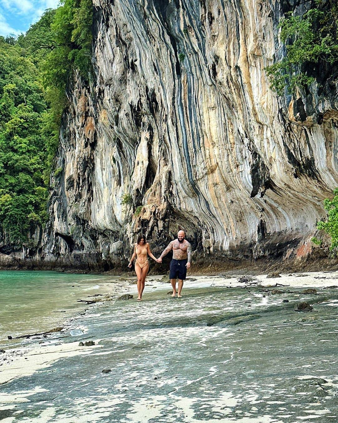 Samoylova Oxanaさんのインスタグラム写真 - (Samoylova OxanaInstagram)「Невероятно красивая природа островов 🏝️и абсолютно не подходящее для нас всё остальное 😅первый отпуск в нашей жизни когда мы поменяли билеты и летим домой почти на 2 недели раньше 😂но именно вот эти 2 дня в море в природе стоили всех наших бесконечных походов в госпиталь 😅🏥даже Джиган тут не на расслабоне 😂но к счастью этот отпуск подходит к концу 🥳🥳🥳 Но красиво очень  согласитесь ?)😍😍😍😍」8月14日 17時10分 - samoylovaoxana