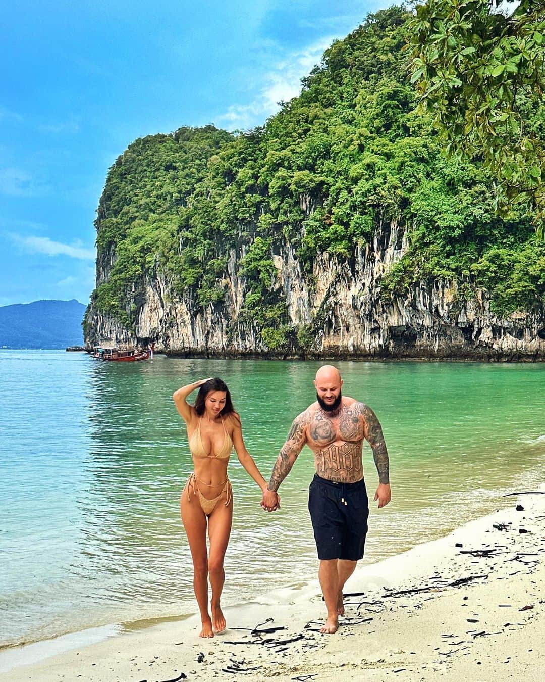 Samoylova Oxanaさんのインスタグラム写真 - (Samoylova OxanaInstagram)「Невероятно красивая природа островов 🏝️и абсолютно не подходящее для нас всё остальное 😅первый отпуск в нашей жизни когда мы поменяли билеты и летим домой почти на 2 недели раньше 😂но именно вот эти 2 дня в море в природе стоили всех наших бесконечных походов в госпиталь 😅🏥даже Джиган тут не на расслабоне 😂но к счастью этот отпуск подходит к концу 🥳🥳🥳 Но красиво очень  согласитесь ?)😍😍😍😍」8月14日 17時10分 - samoylovaoxana