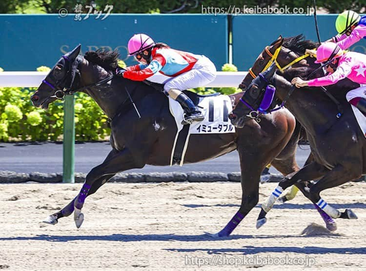 古川奈穂のインスタグラム：「土曜日、日曜日と札幌競馬場で騎乗させて頂きました。 乗せてくださった関係者のみなさま、応援してくださったみなさま、ありがとうございました。  土曜日の3Rをイミュータブル号で勝たせて頂きました。 関係者の皆さま、ありがとうございました🙇‍♀️  台風が近づいてきています、みなさんもお気をつけください🌪️  今週末も頑張ります🏇  #札幌競馬場  #イミュータブル   写真は競馬ブックさんにお借りしました🙇‍♀️」