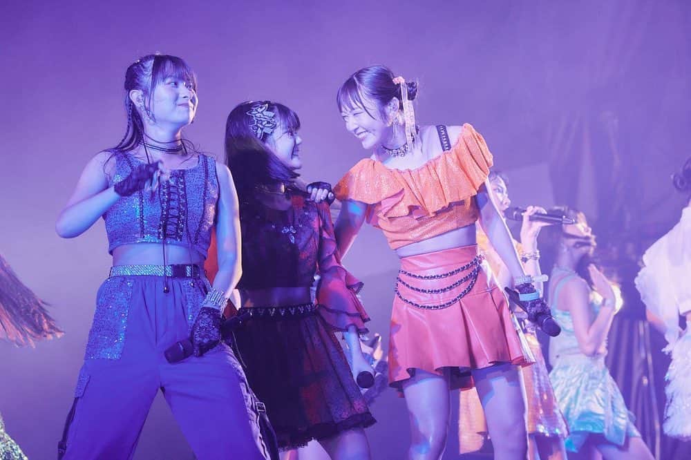 段原瑠々のインスタグラム：「🌈  ロッキンの思い出写真！  ちなみに1枚目は「プライド・ブライト」のときの (そんな笑う曲ちゃう)  楽しかったな〜    #RIJF2023 #juicejuice #段原瑠々」