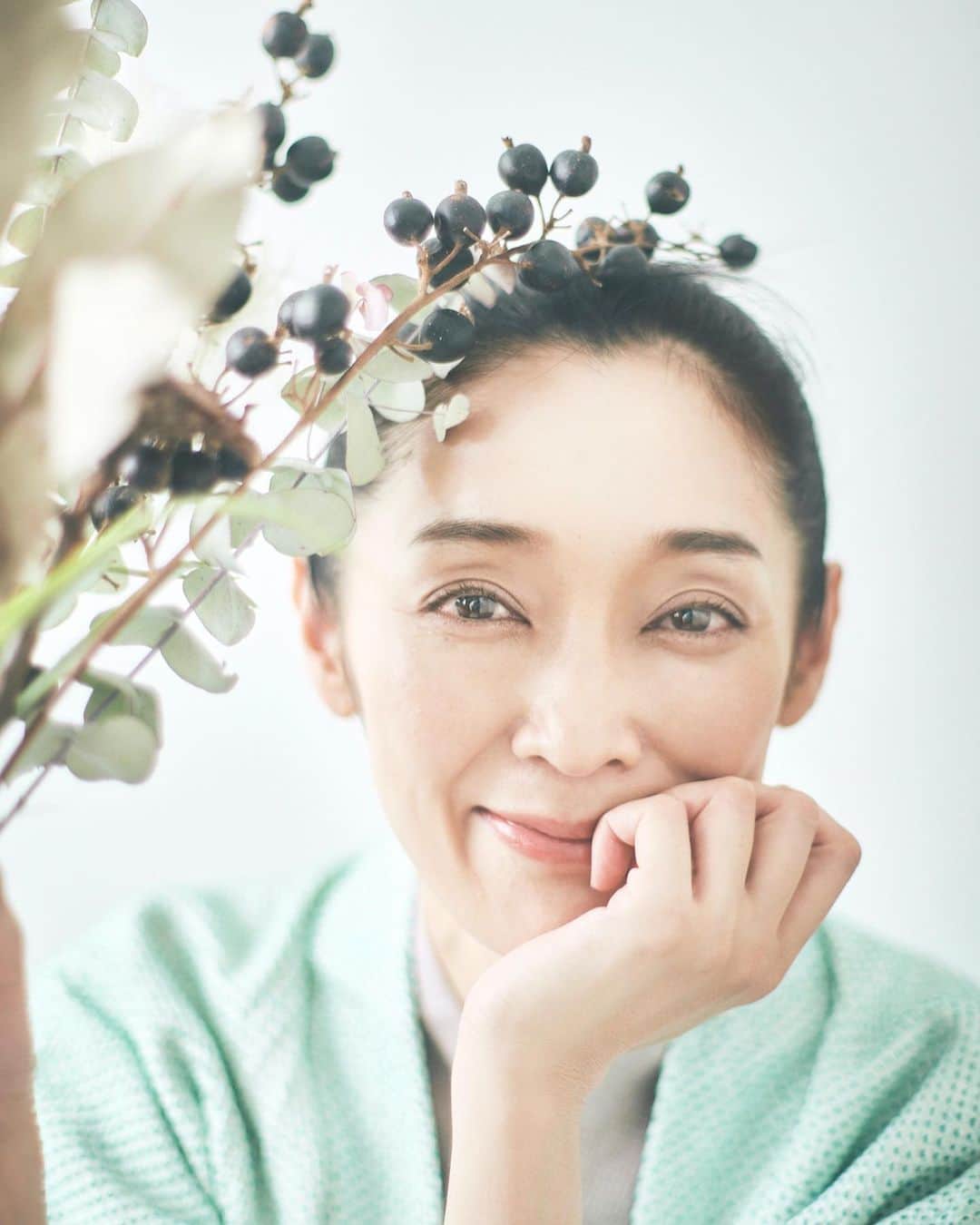 石橋奈美のインスタグラム：「. 作品撮り  みんなで あーでもないこーでもないと言いながら作るのは、楽しくて幸せな時間です。  最後の写真 カメラアシスタントの女の子👧 立ち位置を教えてくれてポーズまでしてくれる！！！ 本当に可愛かった♡  皆さん どうもありがとうございました！  カメラマン @kazutaka.kimura  ヘアメイク @mo_b.87   #作品撮り  #ありがとうございました #カメアシさん #NMTinc. #NamiIshibashi」