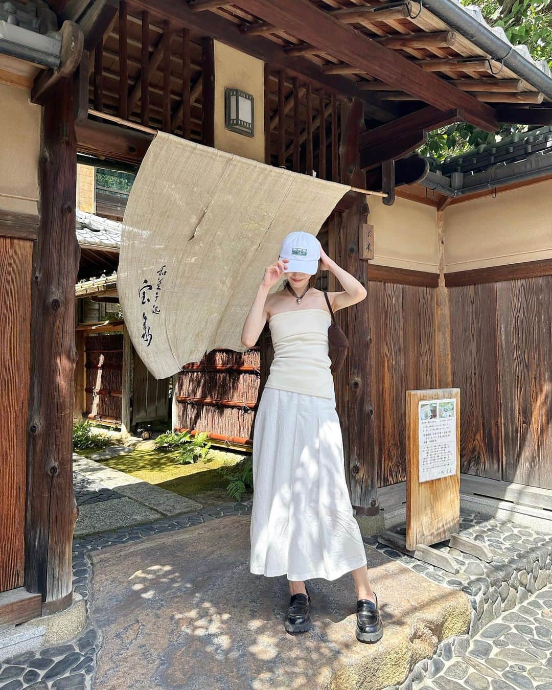 i am aiさんのインスタグラム写真 - (i am aiInstagram)「暑すぎた、京都🍃 服。 ㅤㅤㅤㅤㅤㅤㅤㅤㅤㅤㅤㅤㅤ 日傘と日除のシャツも。 なんかもう暑すぎるよね、ほんと ㅤㅤㅤㅤㅤㅤㅤㅤㅤㅤㅤㅤㅤ でも夏服が好きなんだよー🩵 まだまだ袖なし楽しみます。 ㅤㅤㅤㅤㅤㅤㅤㅤㅤㅤㅤㅤㅤ  ㅤㅤㅤㅤㅤㅤㅤㅤㅤㅤㅤㅤㅤ ㅤㅤㅤㅤㅤㅤㅤㅤㅤㅤㅤㅤㅤ #ホワイトコーデ#キャップ#ベアトップ#コットンスカート#ローファー#ワントーンコーデ#キャップコーデ#お団子ヘア#チョーカー#ハートネックレス#夏服#夏コーデ#茶寮宝泉#宝泉#京都和菓子#京都カフェ#下鴨カフェ#宝泉堂」8月14日 17時13分 - aicoooro