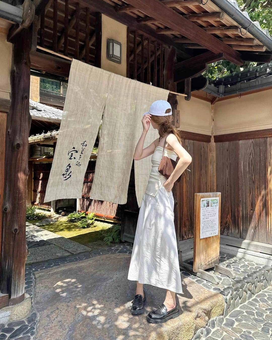 i am aiのインスタグラム：「暑すぎた、京都🍃 服。 ㅤㅤㅤㅤㅤㅤㅤㅤㅤㅤㅤㅤㅤ 日傘と日除のシャツも。 なんかもう暑すぎるよね、ほんと ㅤㅤㅤㅤㅤㅤㅤㅤㅤㅤㅤㅤㅤ でも夏服が好きなんだよー🩵 まだまだ袖なし楽しみます。 ㅤㅤㅤㅤㅤㅤㅤㅤㅤㅤㅤㅤㅤ  ㅤㅤㅤㅤㅤㅤㅤㅤㅤㅤㅤㅤㅤ ㅤㅤㅤㅤㅤㅤㅤㅤㅤㅤㅤㅤㅤ #ホワイトコーデ#キャップ#ベアトップ#コットンスカート#ローファー#ワントーンコーデ#キャップコーデ#お団子ヘア#チョーカー#ハートネックレス#夏服#夏コーデ#茶寮宝泉#宝泉#京都和菓子#京都カフェ#下鴨カフェ#宝泉堂」