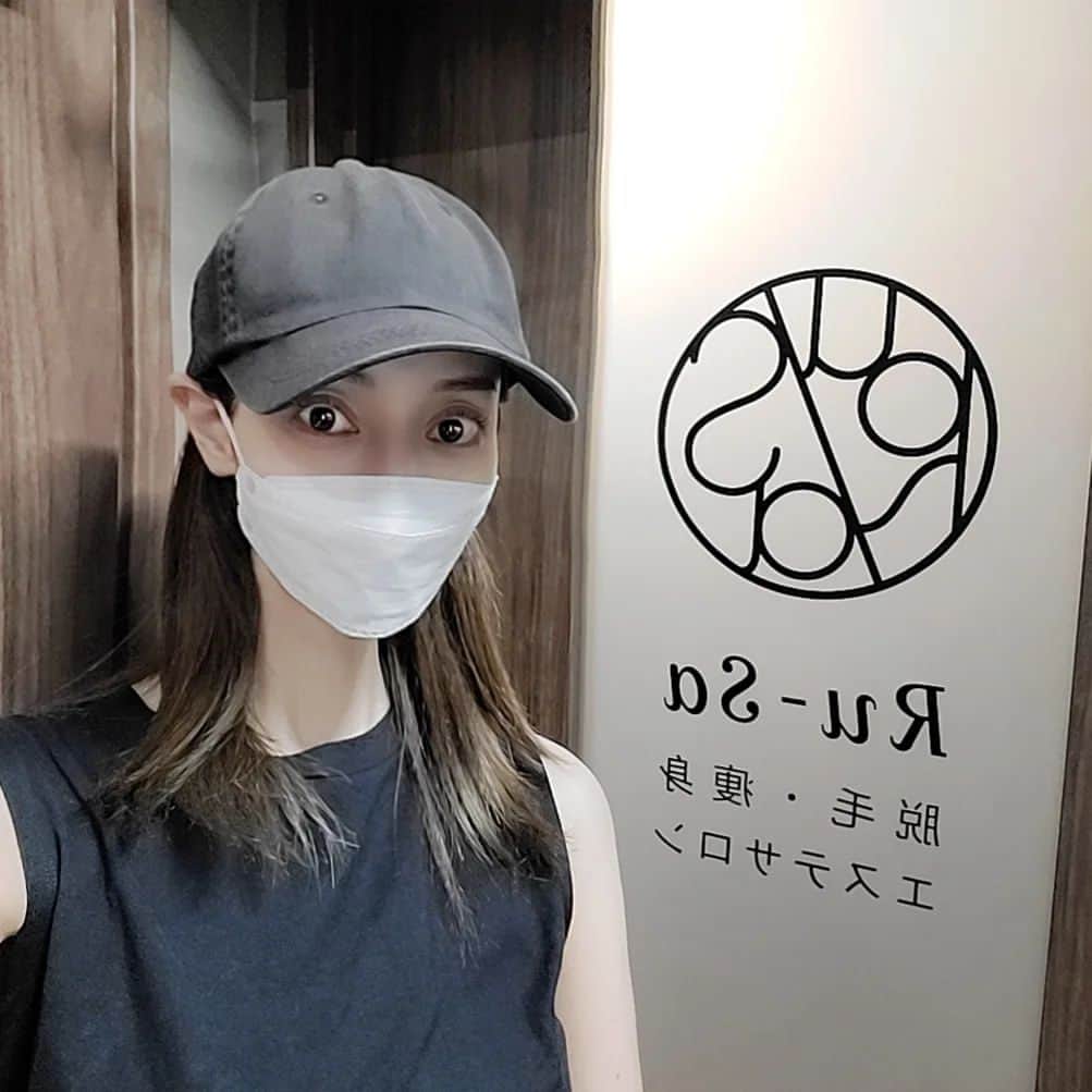池田夏希さんのインスタグラム写真 - (池田夏希Instagram)「数年前から通っている @ru_sa_beauty_salon に久しぶりに行ってきました♡ . 初めての小顔矯正とハイフ💆 私は元々顔が痩けてるので、ハイフは気になるほうれい線だけ✨ バランスを見てフェイスラインを整えてもらったらスッキリ！！ 目もパッチリになって感動～👏 直後に効果実感できるから本当におすすめです😊 素っぴんでもお肌もツルスベになりました🎵 . #ルーサ #目白 #エステサロン #美容 #痩身 #脱毛 #小顔矯正 #ハイフ #効果抜群 #感動 #フェイスライン #フェイスラインスッキリ #ビューティサロン #rusa #mejiro #beautysalon #beauty #slimming #hairremoval #smallfacecorrection #hifu #supereffective #impressed #faceline #beautystagram」8月14日 17時13分 - natsukiikeda624