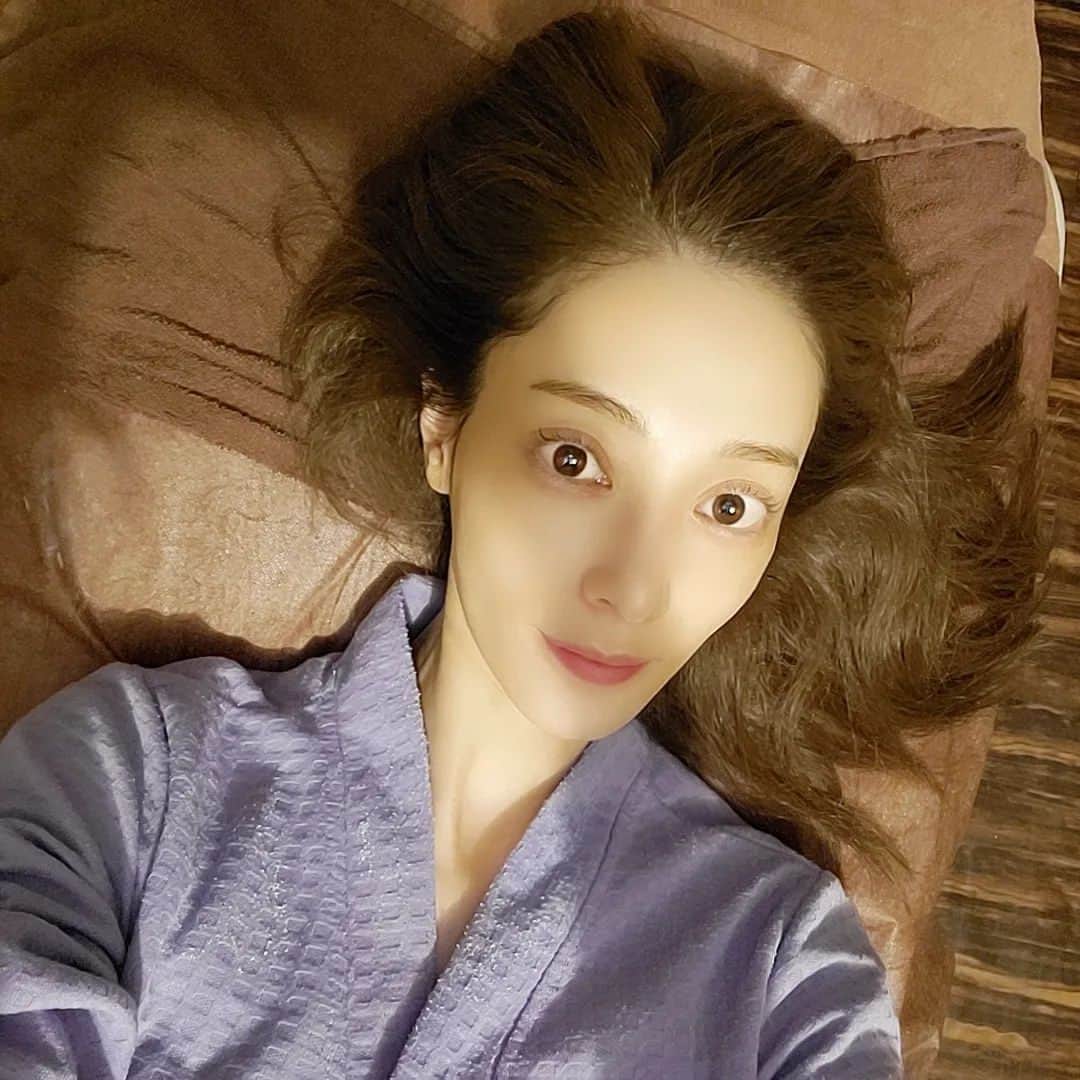 池田夏希さんのインスタグラム写真 - (池田夏希Instagram)「数年前から通っている @ru_sa_beauty_salon に久しぶりに行ってきました♡ . 初めての小顔矯正とハイフ💆 私は元々顔が痩けてるので、ハイフは気になるほうれい線だけ✨ バランスを見てフェイスラインを整えてもらったらスッキリ！！ 目もパッチリになって感動～👏 直後に効果実感できるから本当におすすめです😊 素っぴんでもお肌もツルスベになりました🎵 . #ルーサ #目白 #エステサロン #美容 #痩身 #脱毛 #小顔矯正 #ハイフ #効果抜群 #感動 #フェイスライン #フェイスラインスッキリ #ビューティサロン #rusa #mejiro #beautysalon #beauty #slimming #hairremoval #smallfacecorrection #hifu #supereffective #impressed #faceline #beautystagram」8月14日 17時13分 - natsukiikeda624