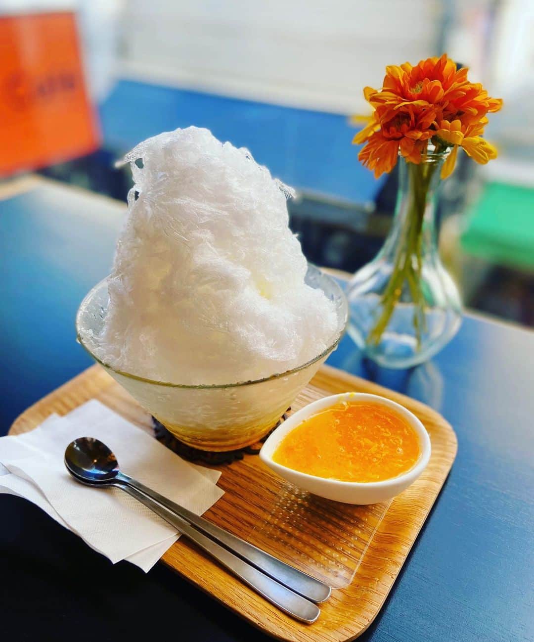 平子理沙のインスタグラム：「今日は、みかんと生クリームのかき氷を食べて涼みました🍧🍊 外出すると暑くてすぐにバテて、その後モーレツな睡魔が襲ってくるのが最近のパターンです、、、🫠💤  #かき氷at下北沢🍧#lifestyle#fashion#beauty#risahirako #平子理沙」