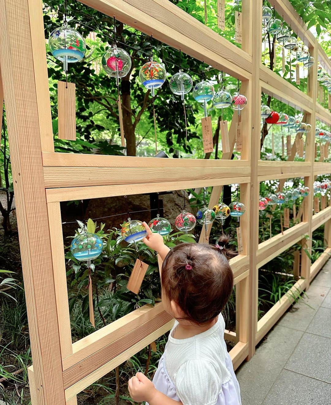 若林愛のインスタグラム：「福徳神社⛩️✨ たまたま通りかかったら風鈴が🎐✨可愛かったー🥰 . #福徳神社 #コレド室町 #風鈴 #三越前 #新日本橋 #神社」