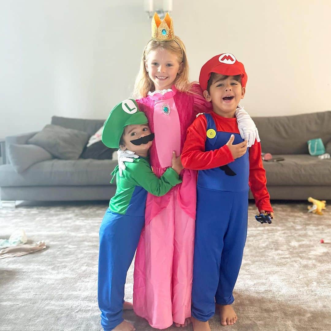 ナタリア・ベッカーのインスタグラム：「Luigi, Peach & Mario ❤️ filme preferido deles do momento… 🍄🔧🧰🌈🏎️👑」