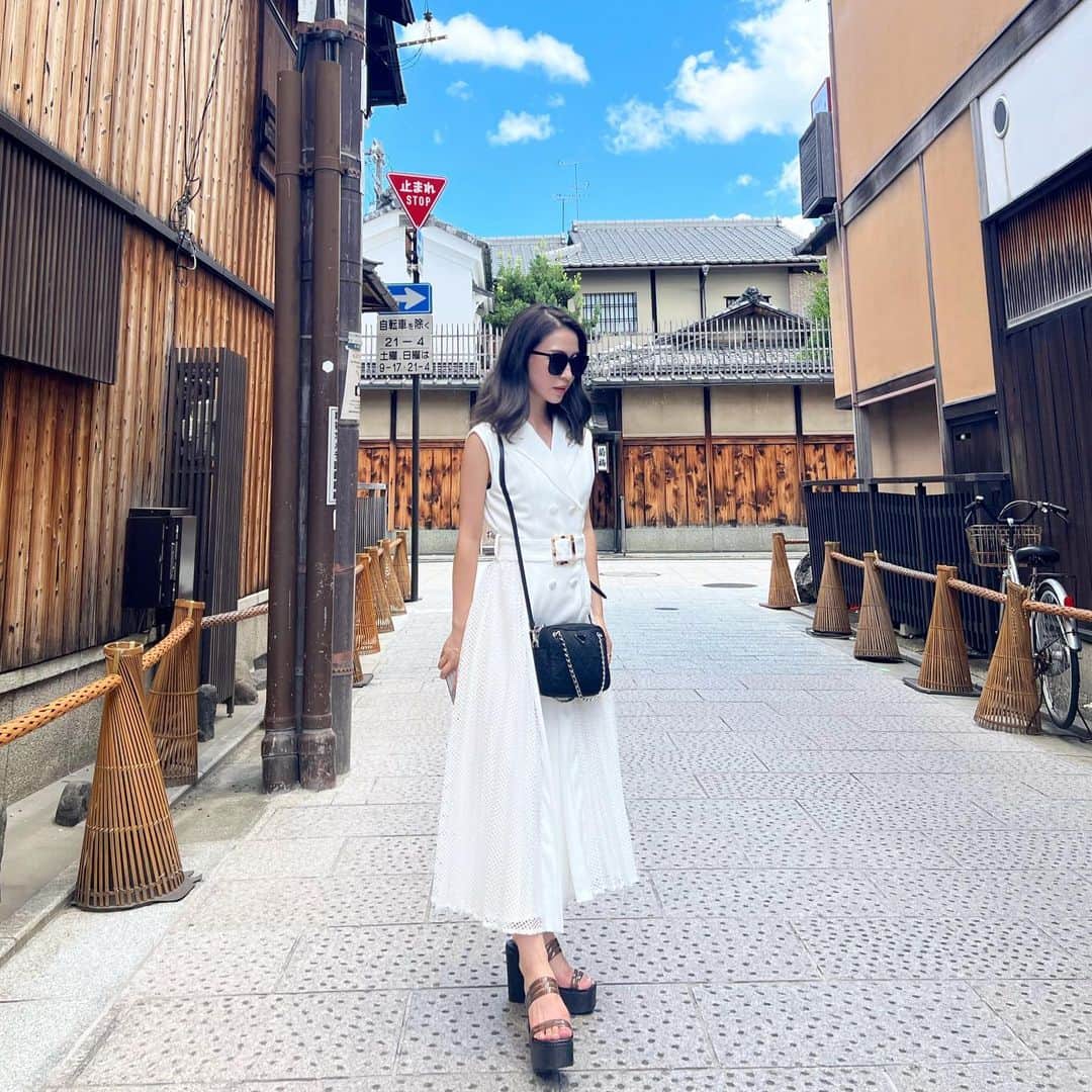 のインスタグラム：「お盆初日は京都旅行へ🚄🤍🍵🍡 . . . . 幼なじみのまゆと何だかんだ初旅行✨ 食べ歩きしてお目当ての神社行けて満喫できた✌️💯 やっぱり関西は楽しい🤣🤣💓 . . . . . #kyoto #kyotojapan #trip #travel #lifestyle #me #japan #summer #friends #code #fashion #ootd #instagram #instadaily #京都 #京都観光 #京都グルメ #京都カフェ #お盆休み #女子旅 #タビジョ #夏コーデ #夏休み #ファッション #ワンピースコーデ #旅行コーデ #カメラ女子 #セルフィー #食べ歩き #観光スポット」