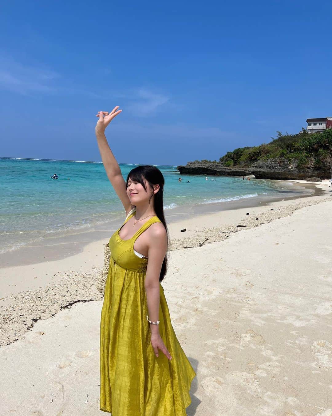 ちとせよしのさんのインスタグラム写真 - (ちとせよしのInstagram)「眩しくて全然目開かんやった~😹 着たかったpinueのワンピやっとおろせました♡可愛い♡  #沖縄旅行 #ロングワンピース #pinue #rosebleue #okinawa」8月14日 17時32分 - chitose_yoshino