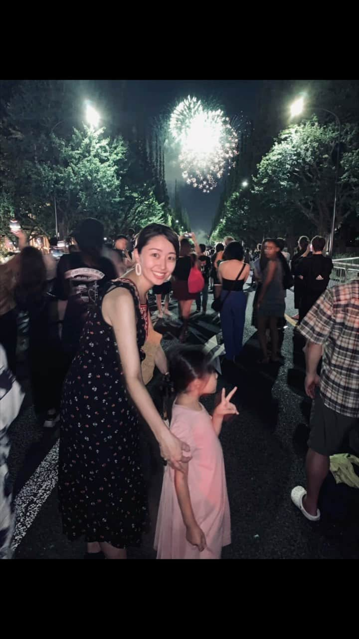 香山ひとみのインスタグラム：「急遽行くことになった神宮花火大会🎆 タイミングよく、大混雑は避けつつ 間近で生の花火を見ることができた🥺✨  夏の少しじめっとした夜に大きな音と共に上がる花火は、本当に美しくて、清々しくて、 こんなに綺麗だったのかぁ、と見入る時間だった。 年々、こういう情景胸にきませんか？🤣  娘は、産まれて2年アメリカ。 帰国後はすぐにコロナ禍だったので、 念願の初の生花火！！ 音が怖かったようで、 大きめが上がると耳を押さえて震え上がっていました🤣 けど「綺麗だった」「思ったよりもカラフルだった」「色んな形があった」などの感想をもらえて、満足です😂🙌  綺麗な花火をありがとうございました🎆✨  今回の妊娠は前回と違って体調に諸々あって、 今年の夏はあまりアクティブに動けなくなってしまったけど、 可能な限りで、色んな景色や経験を 子供と一緒にいっぱい楽しみたい☺️✨  #初花火大会 #花火大会 #神宮花火大会 #神宮外苑花火大会  #夏夜のマジック #日本の夏 #妊娠8ヶ月 #2人目妊娠中 #6歳差育児」